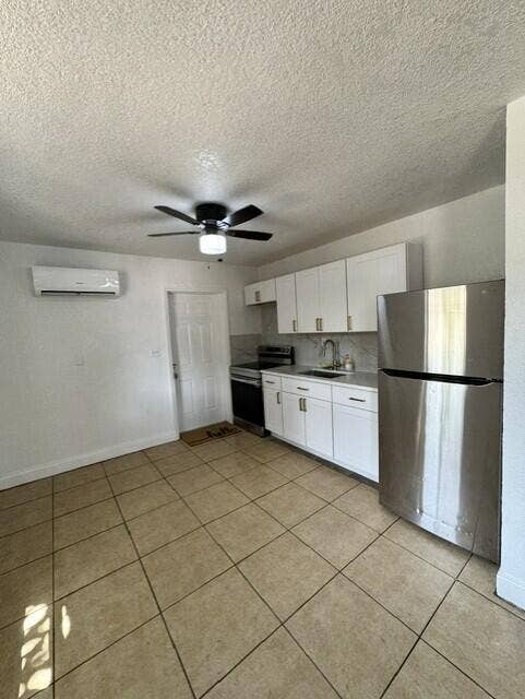 554 W 1st Street, Riviera Beach, FL 33404 21438634-8b76-4ff1-8b63-2c1b05d358d2