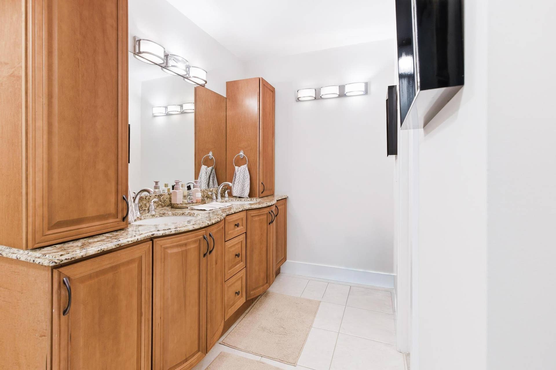 ENSUITE WITH 2 SINKS