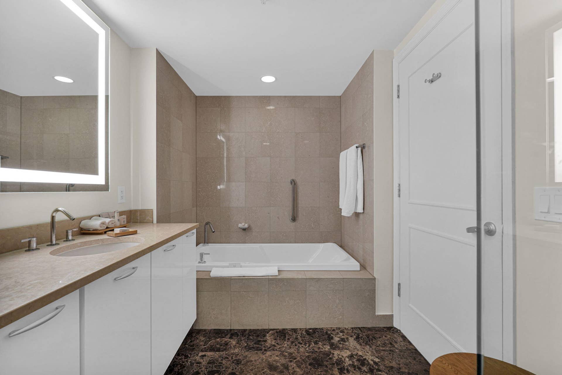 505 N Fort Lauderdale Beach Boulevard, #1403, Fort Lauderdale, FL 33304 36-web-or-mls-DSC06880