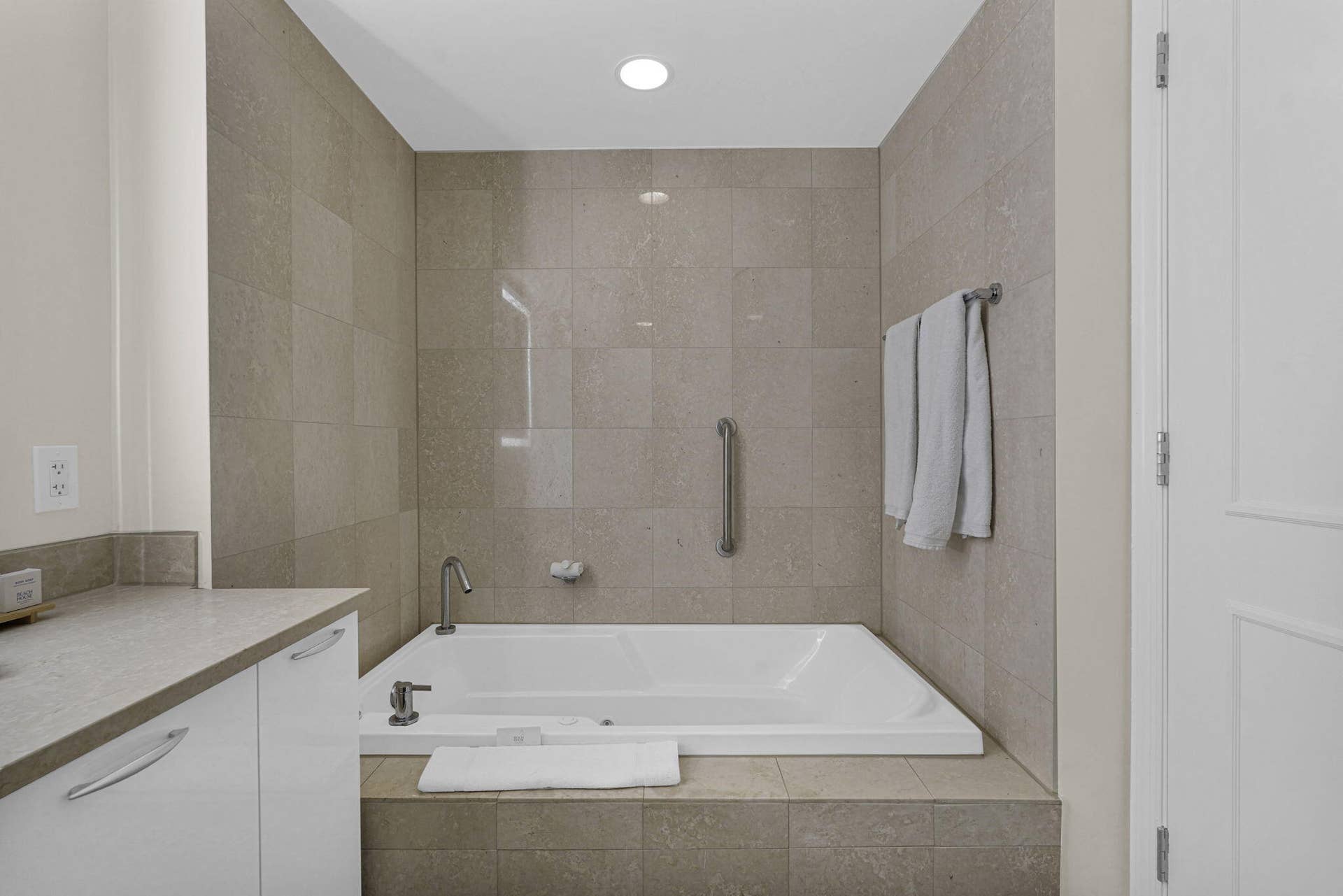 505 N Fort Lauderdale Beach Boulevard, #1403, Fort Lauderdale, FL 33304 35-web-or-mls-DSC06843