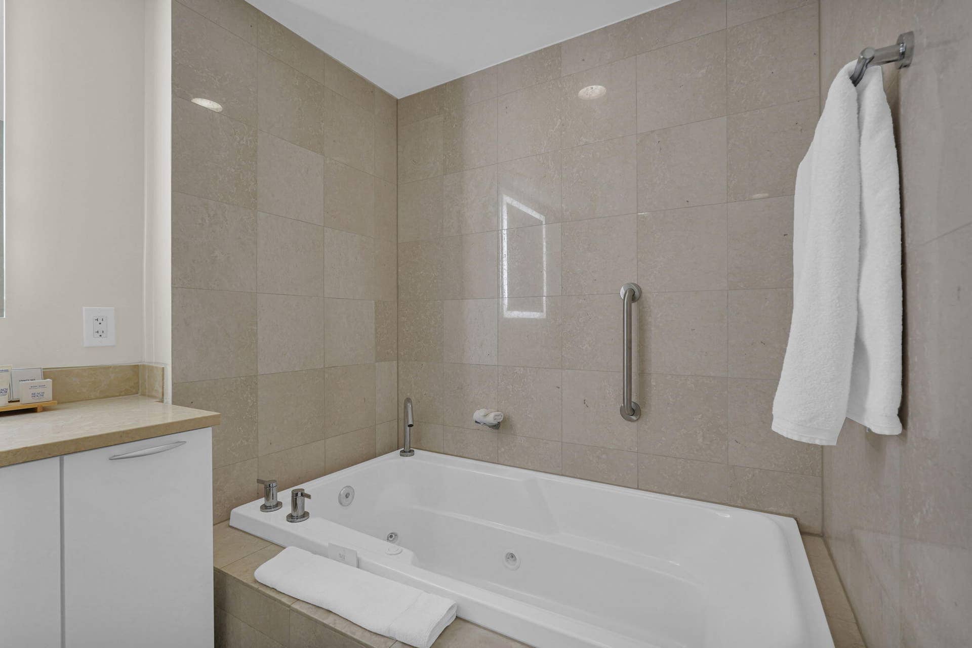 505 N Fort Lauderdale Beach Boulevard, #1403, Fort Lauderdale, FL 33304 37-web-or-mls-DSC06888