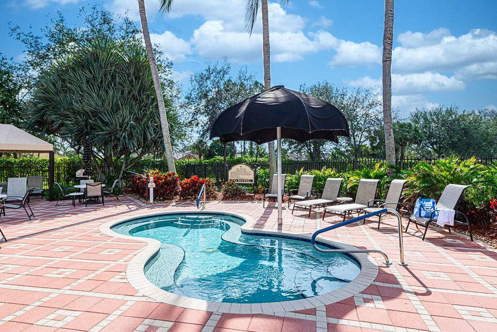 8218 La Jolla Vista Lane, Lake Worth, FL 33467 Hot tub