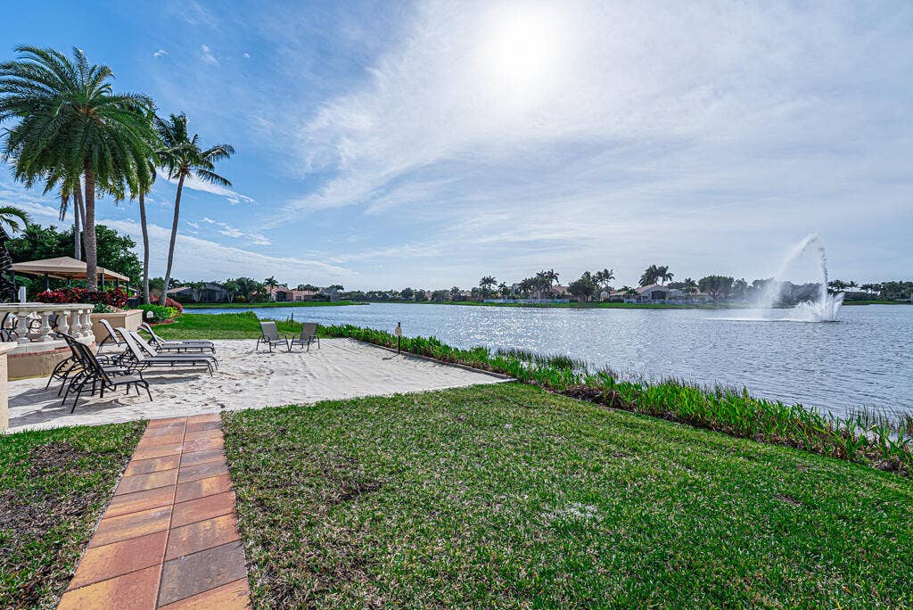 8218 La Jolla Vista Lane, Lake Worth, FL 33467 Fabulous grounds
