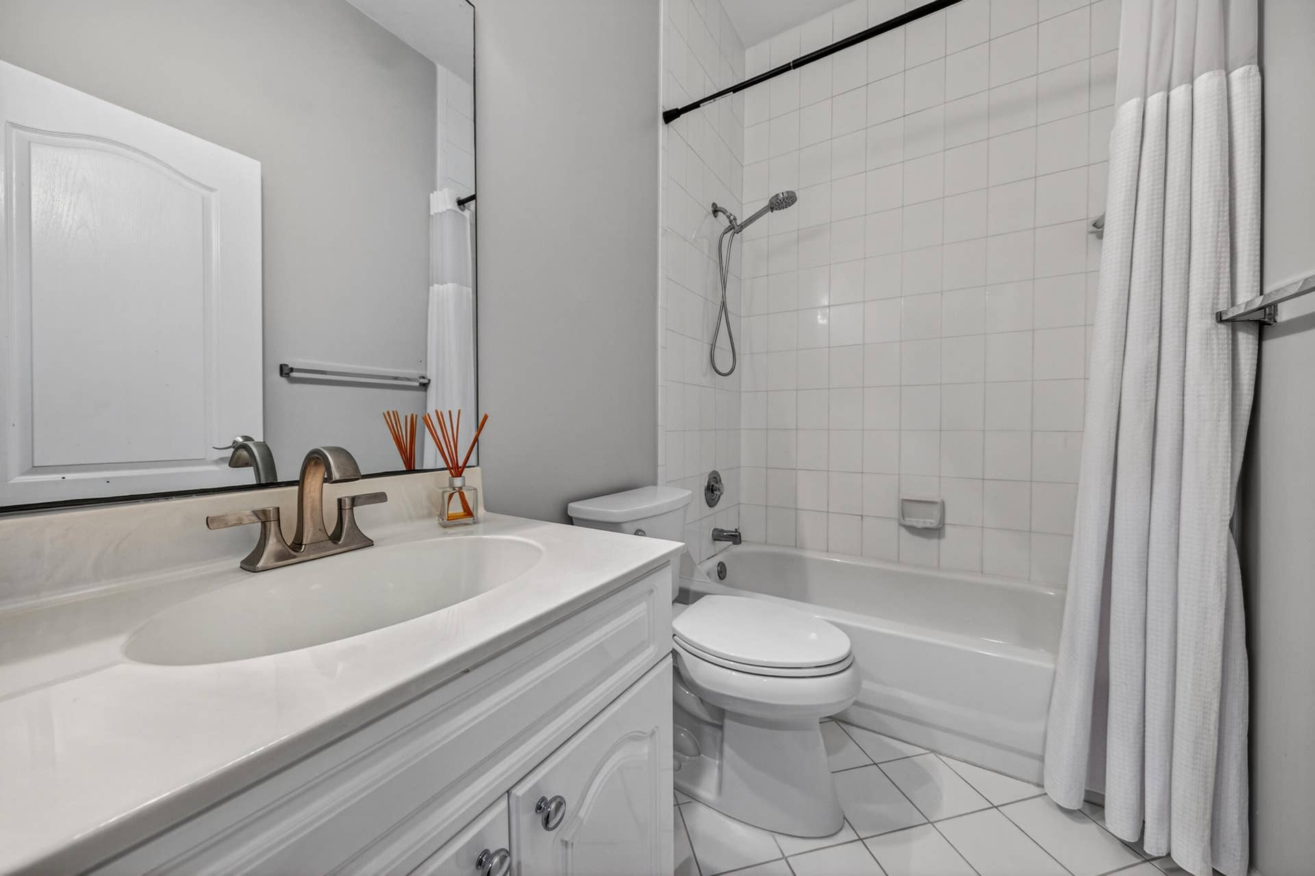 835 NE 17th Way, Fort Lauderdale, FL 33304 Guest bathroom