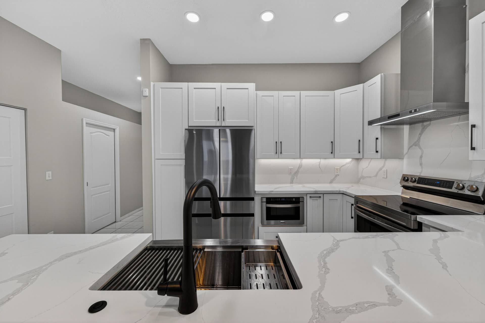 835 NE 17th Way, Fort Lauderdale, FL 33304 Beautiful upgraded kitchen