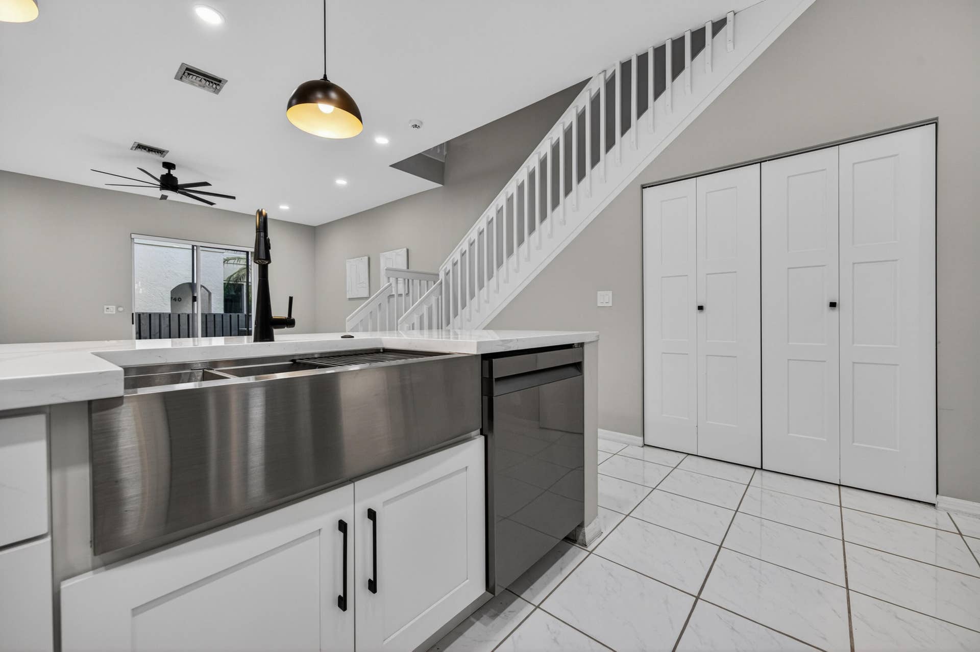 835 NE 17th Way, Fort Lauderdale, FL 33304 Stainless steel farmhouse sink