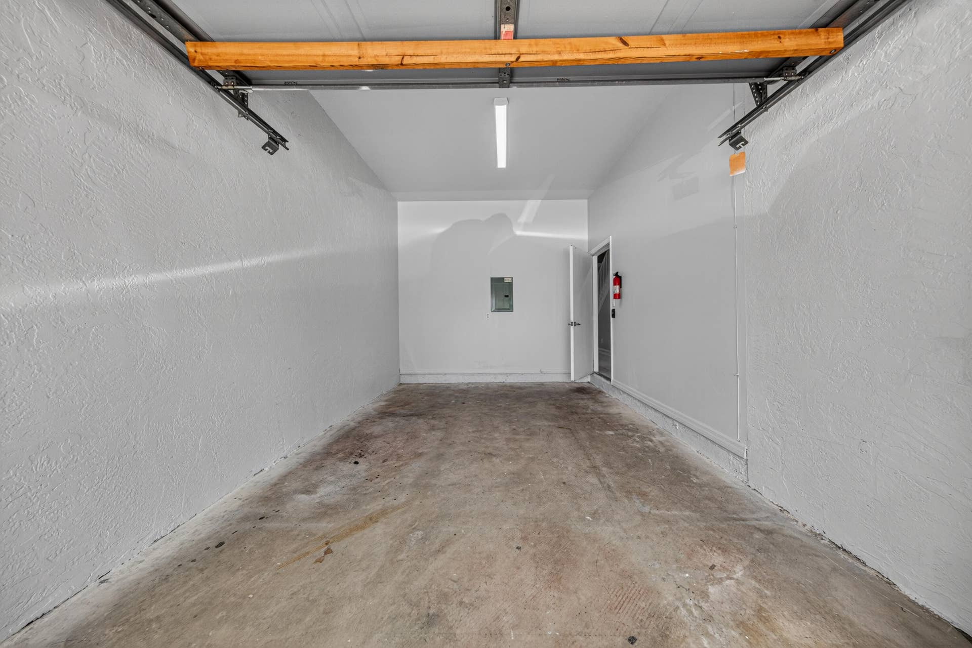 835 NE 17th Way, Fort Lauderdale, FL 33304 Very clean garage