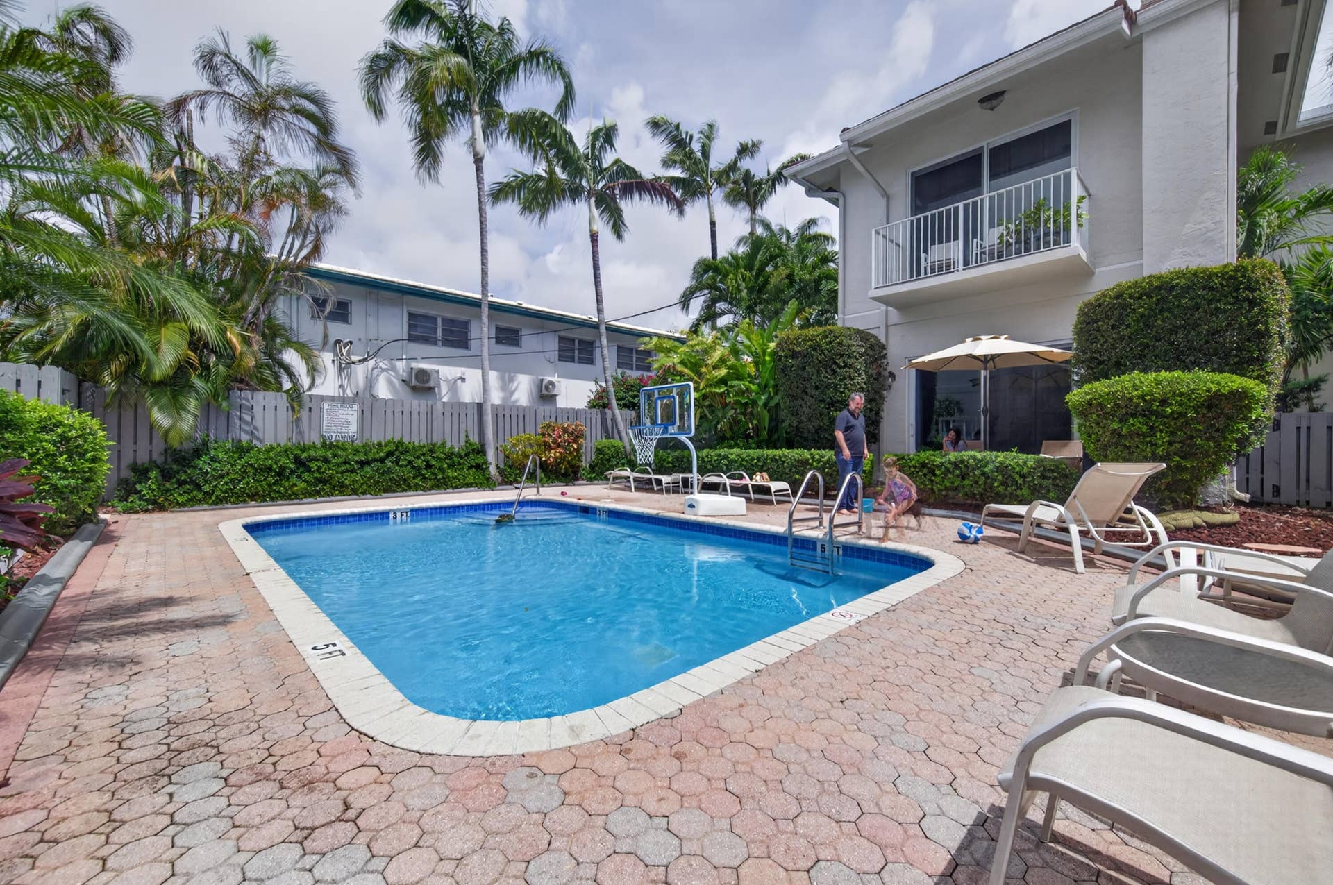 835 NE 17th Way, Fort Lauderdale, FL 33304 community pool
