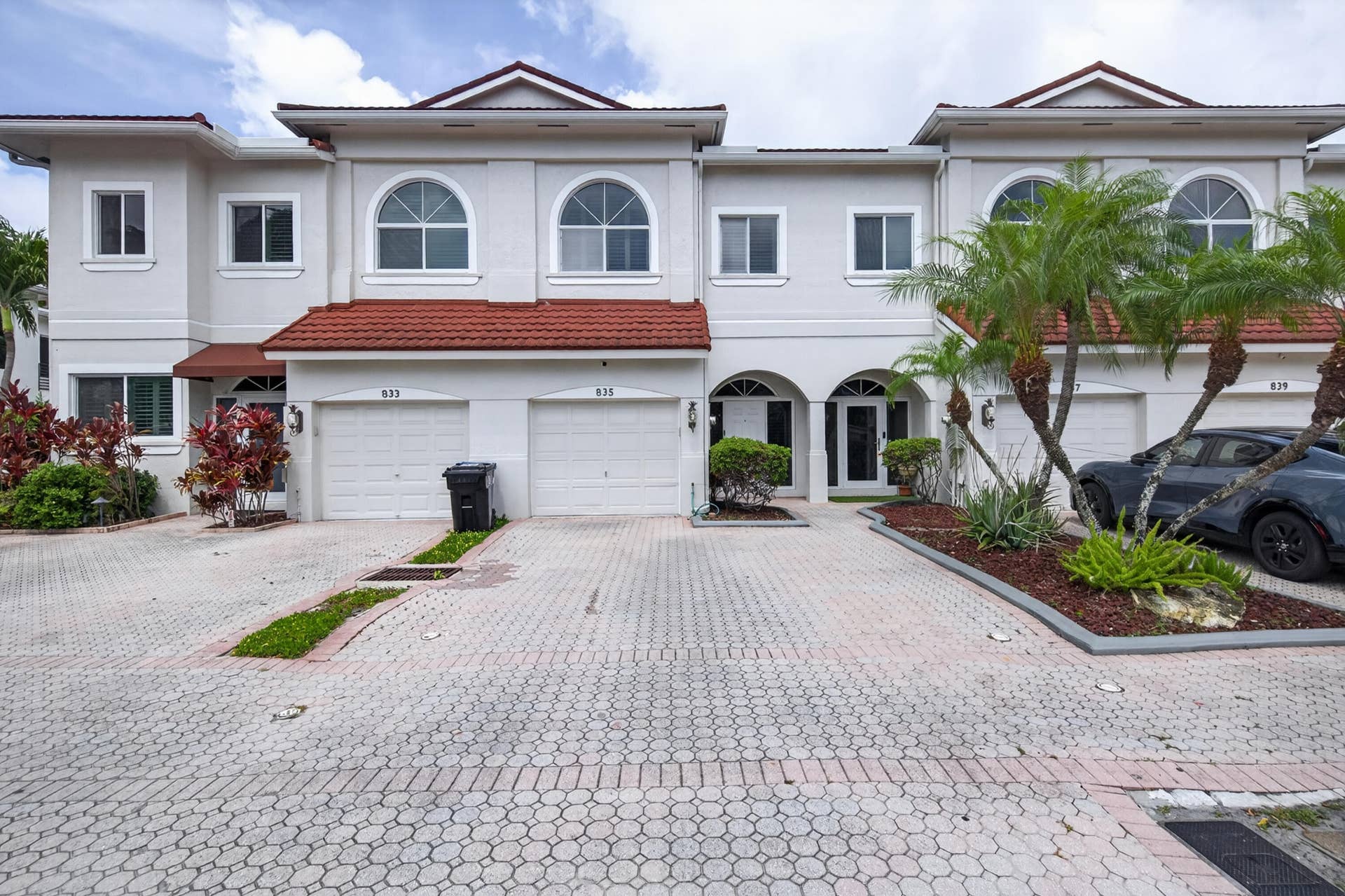 835 NE 17th Way, Fort Lauderdale, FL 33304 Oversized driveway - 4 cars!