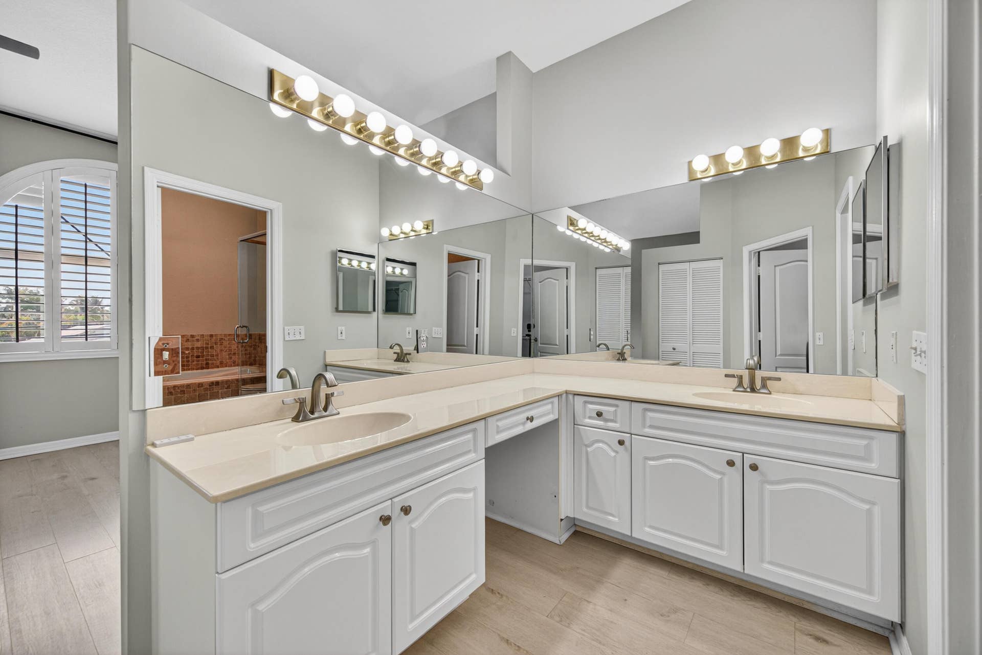 835 NE 17th Way, Fort Lauderdale, FL 33304 Dual sinks