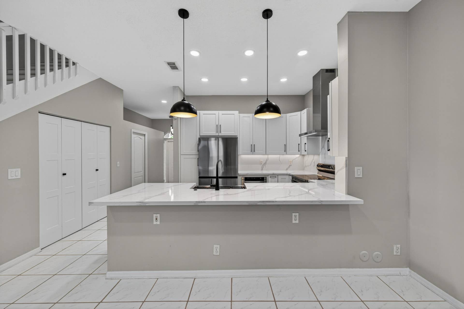 835 NE 17th Way, Fort Lauderdale, FL 33304 Counter for barstools