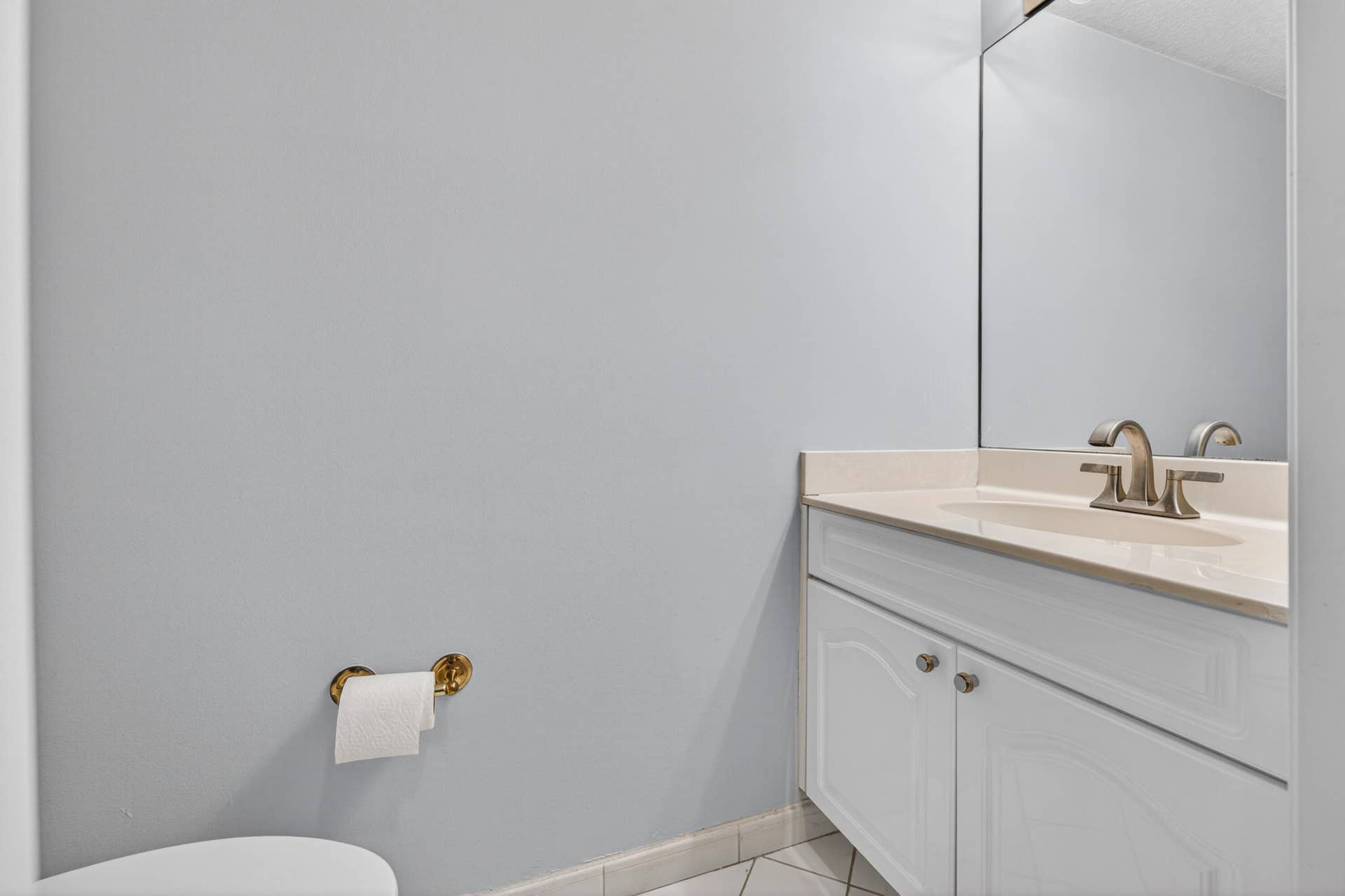 835 NE 17th Way, Fort Lauderdale, FL 33304 1st floor half bath