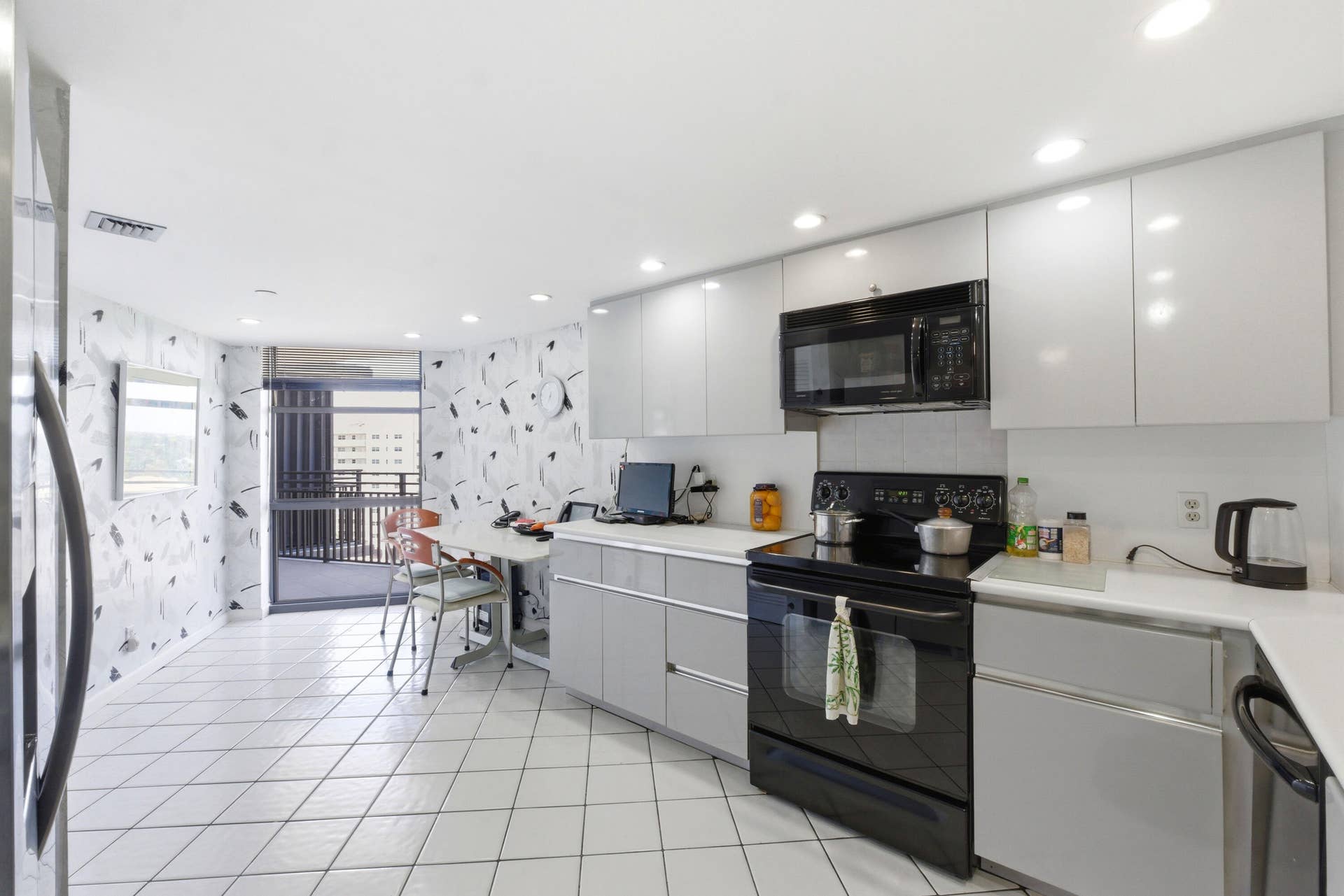 1167 Hillsboro Mile, #707, Hillsboro Beach, FL 33062 Kitchen