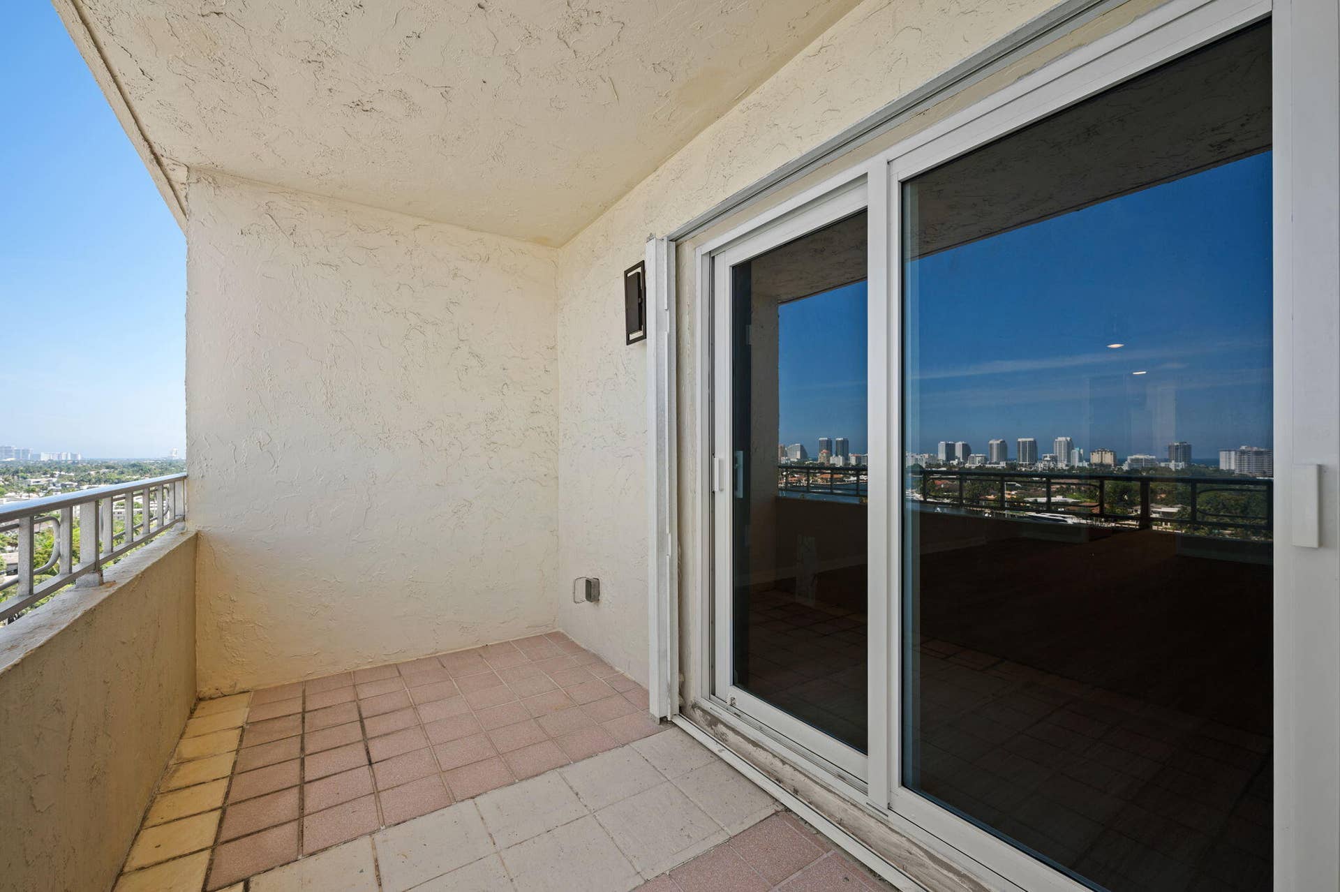 900 NE 18th Avenue, #1406-1407, Fort Lauderdale, FL 33304 Units PH 1406 & PH 1407 are being sold together for $565,000. Unit 1407 balcony