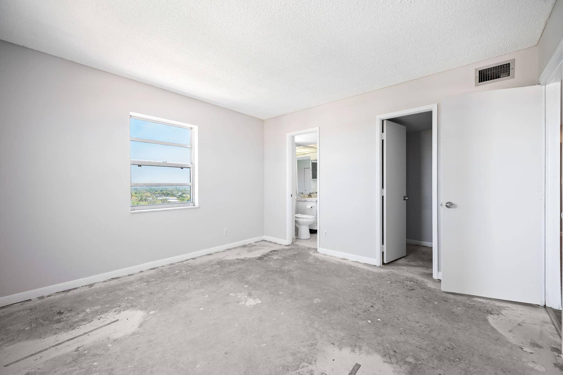 900 NE 18th Avenue, #1406-1407, Fort Lauderdale, FL 33304 Units PH 1406 & PH 1407 are being sold together for $565,000. Unit 1406 main bedroom with views all the way to the Disney Cruise ship and downtown architecture.