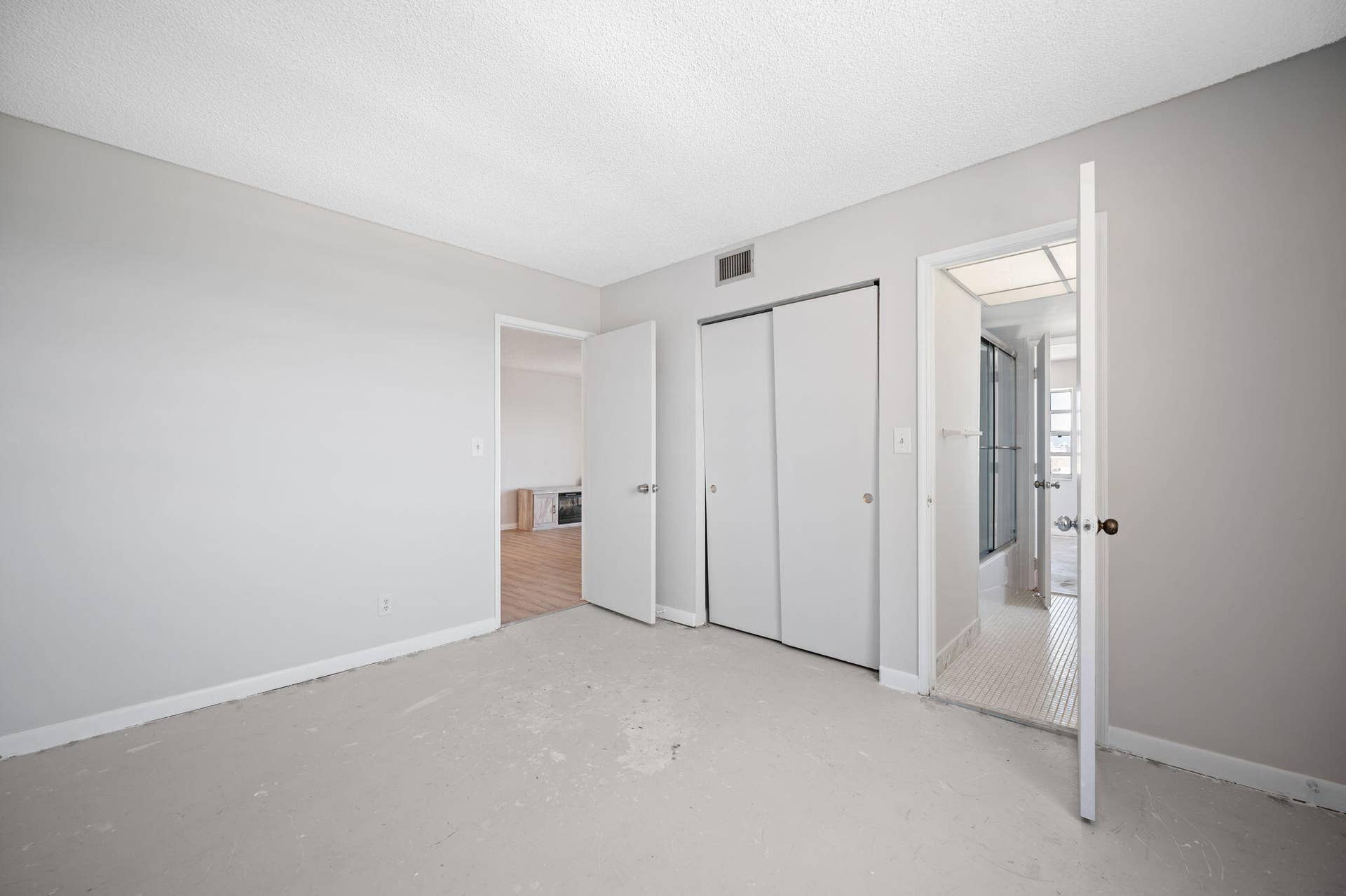 900 NE 18th Avenue, #1406-1407, Fort Lauderdale, FL 33304 Units PH 1406 & PH 1407 are being sold together for $565,000. Unit 1406 Bedroom #2 with door to jack and jill bathroom.