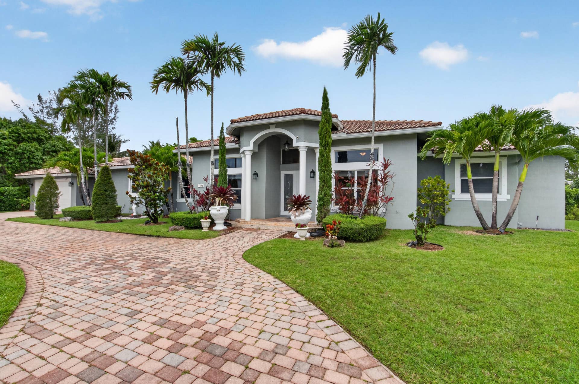 16541 SW 62nd Street, Southwest Ranches, FL 33331 Drive Way