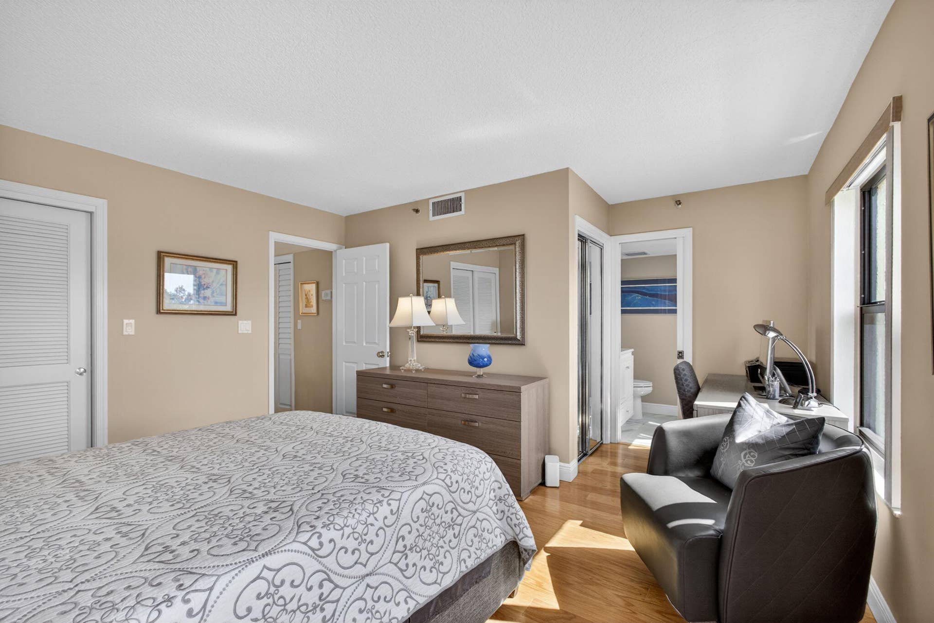 364 Golfview Road, #506, North Palm Beach, FL 33408 Guest room into guest en-suite