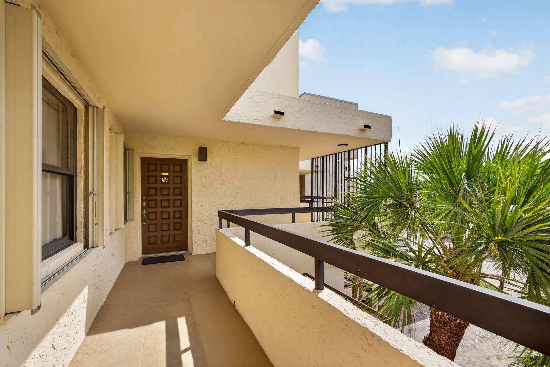 364 Golfview Road, #506, North Palm Beach, FL 33408 Front walkway