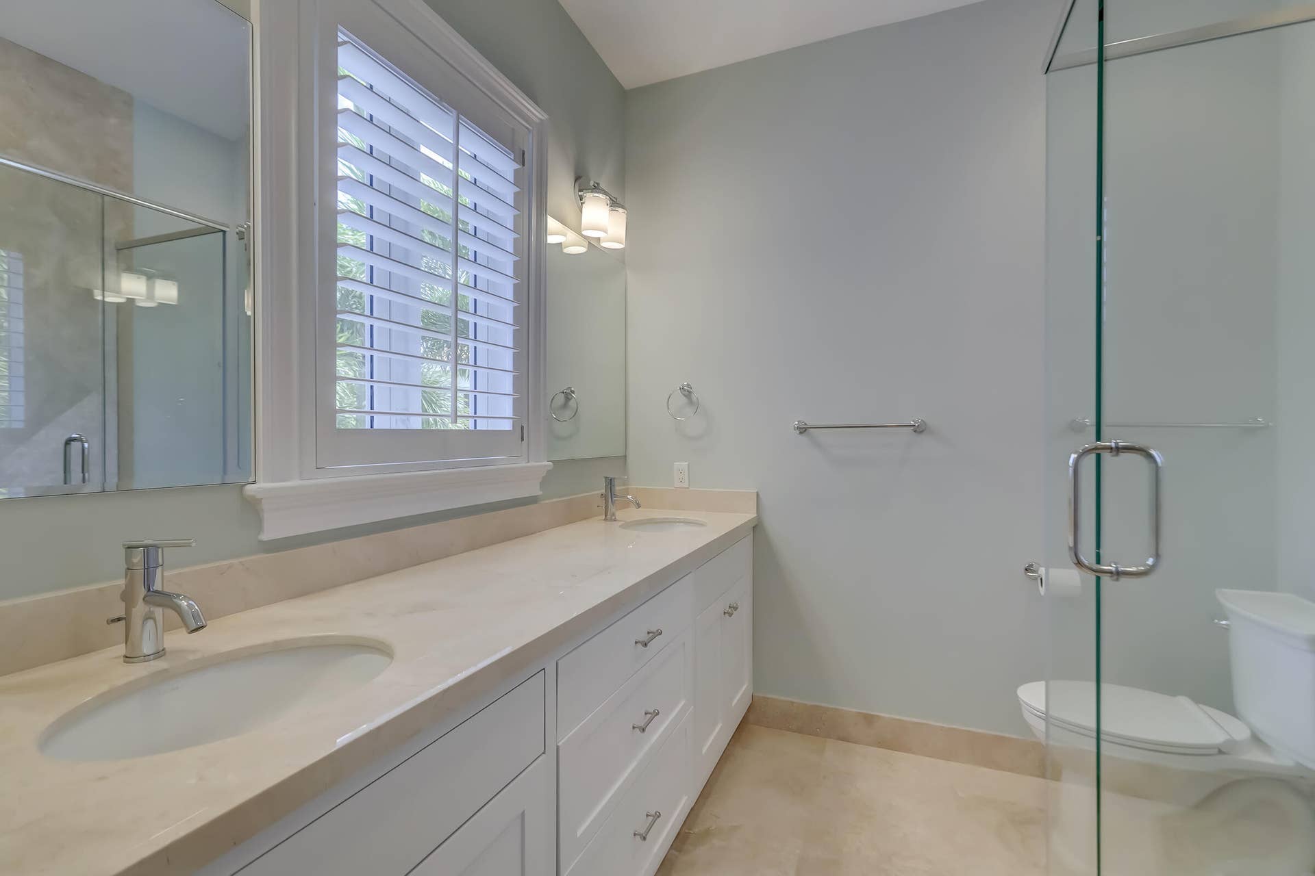 425 NE 11th Avenue, Fort Lauderdale, Fort Lauderdale, FL 33301 ENSUITE BATHROOM