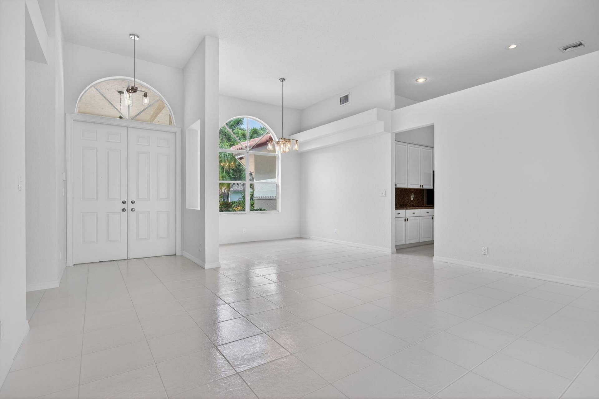 Foyer & dining area