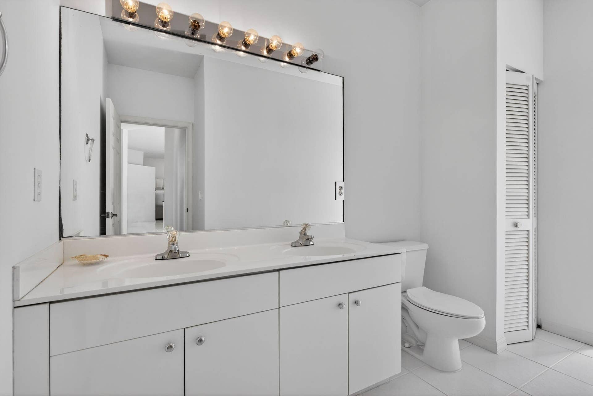 Dual sink cabana bathroom 3