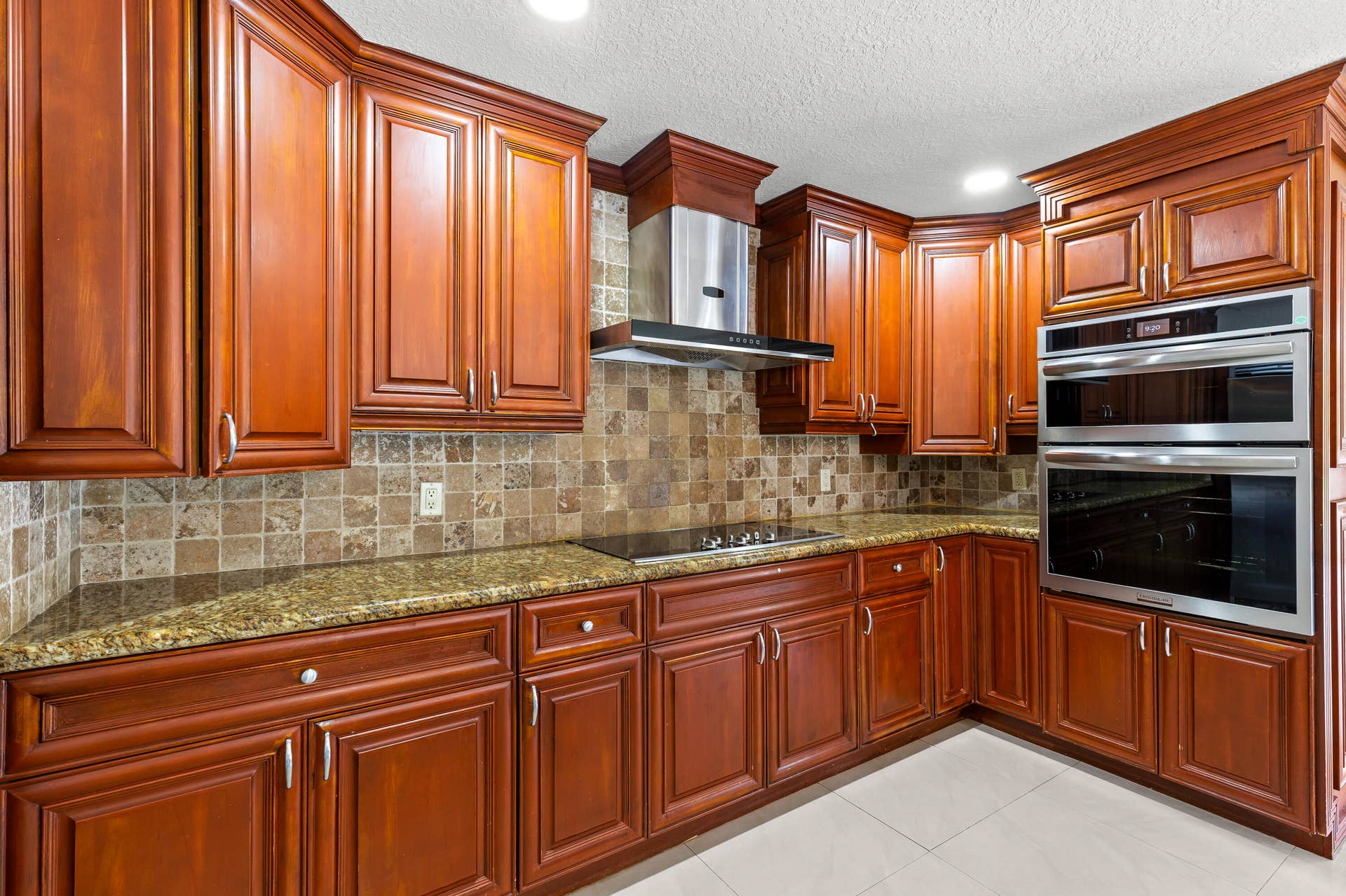 4610 Pinetree Drive, Delray Beach, FL 33445 Lots of cabinets