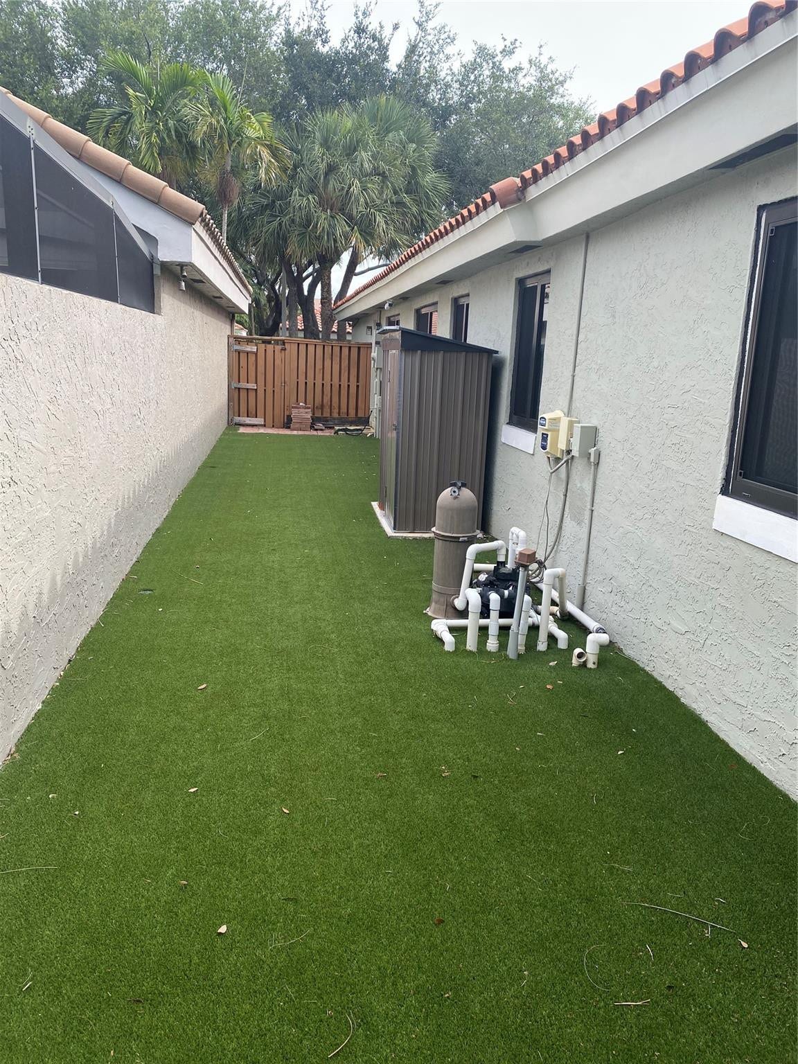 9760 NW 18th Drive, Plantation, FL 33322 side yard