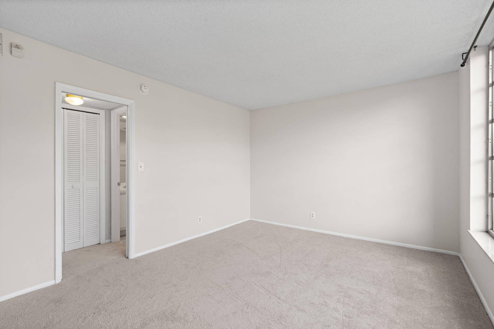 12-web-or-mls-2650 S Course Dr 308 Pompa