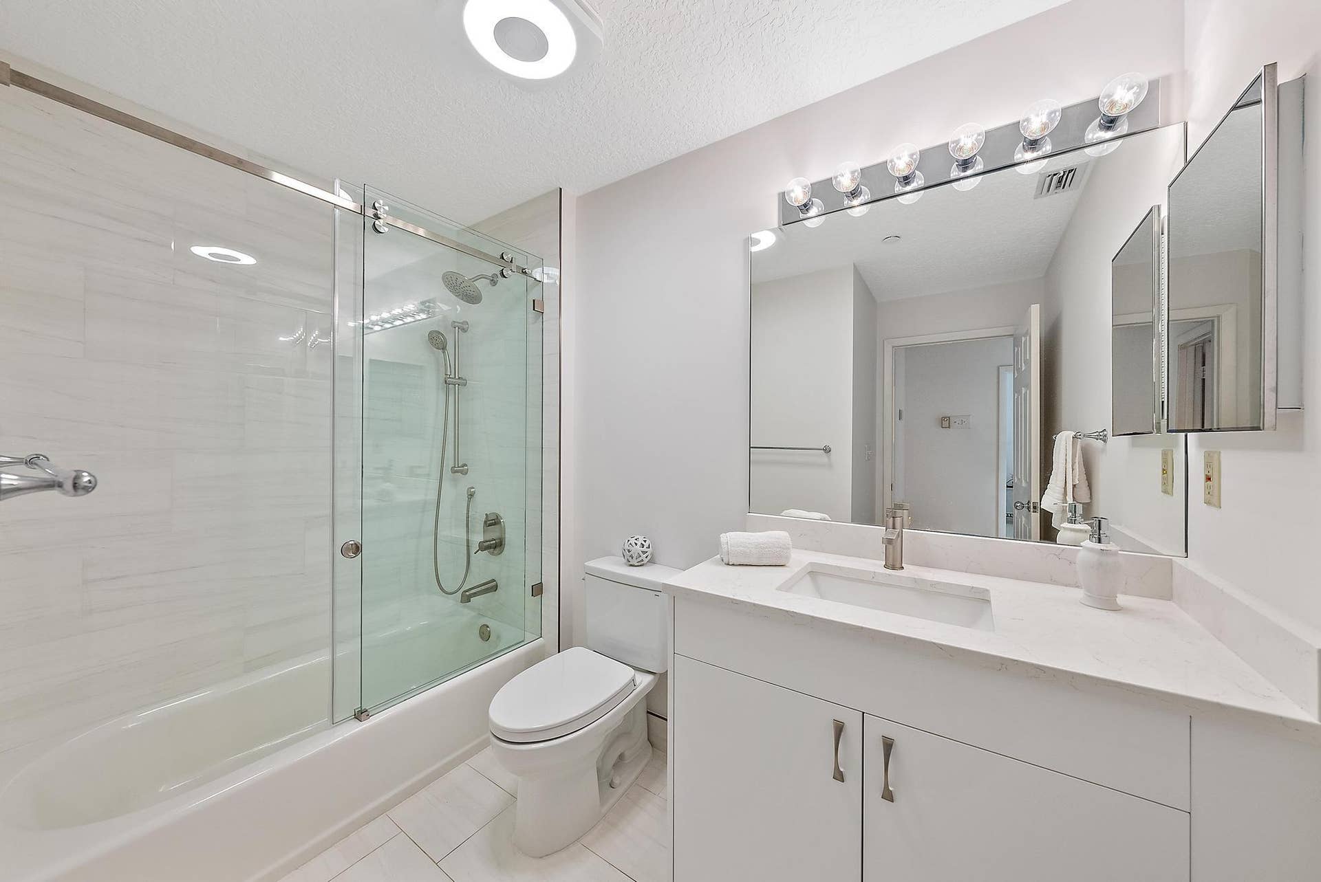 811 Oak Harbour Drive, Juno Beach, FL 33408 Guest Bathroom