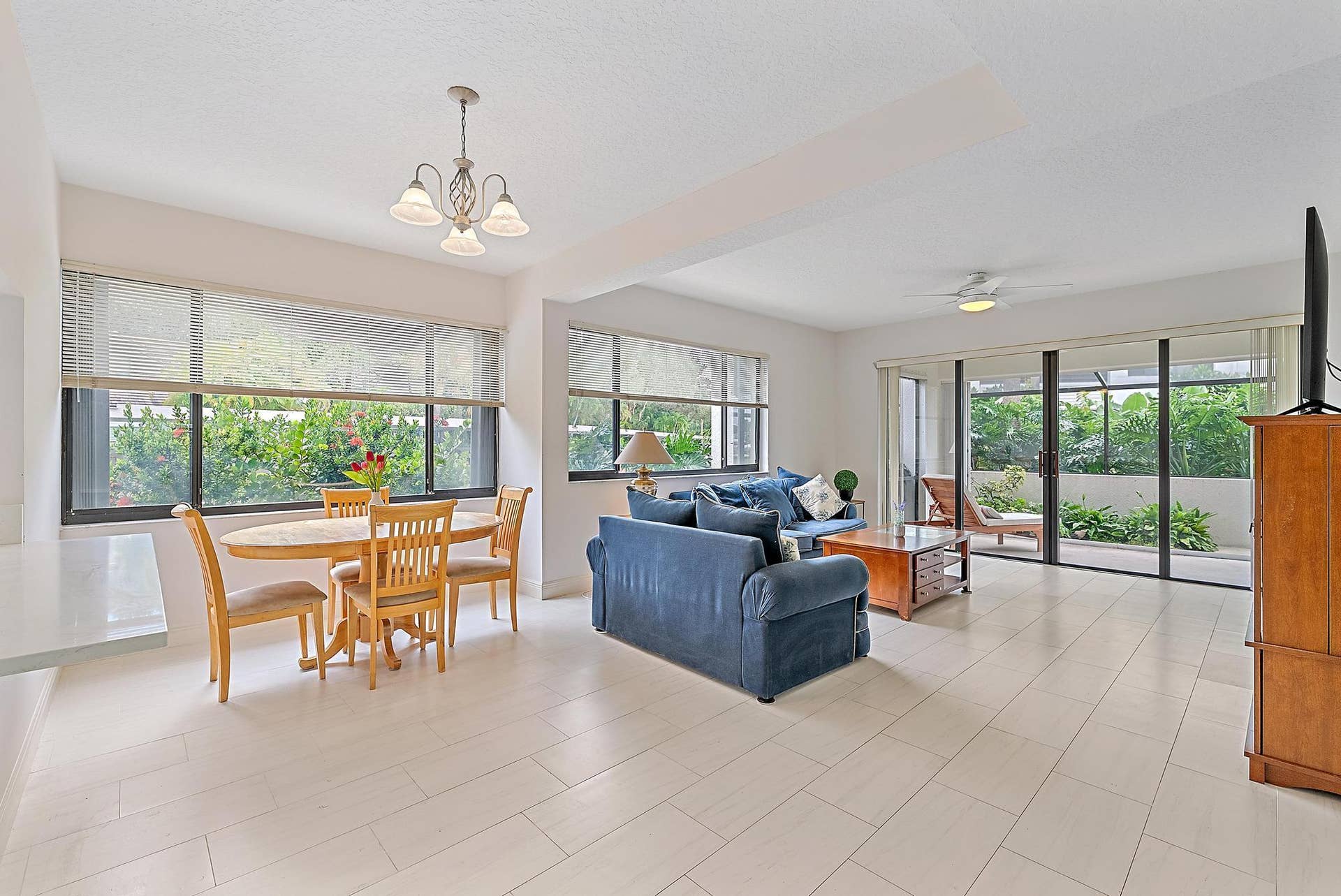 811 Oak Harbour Drive, Juno Beach, FL 33408 Living Room / Dinning Room