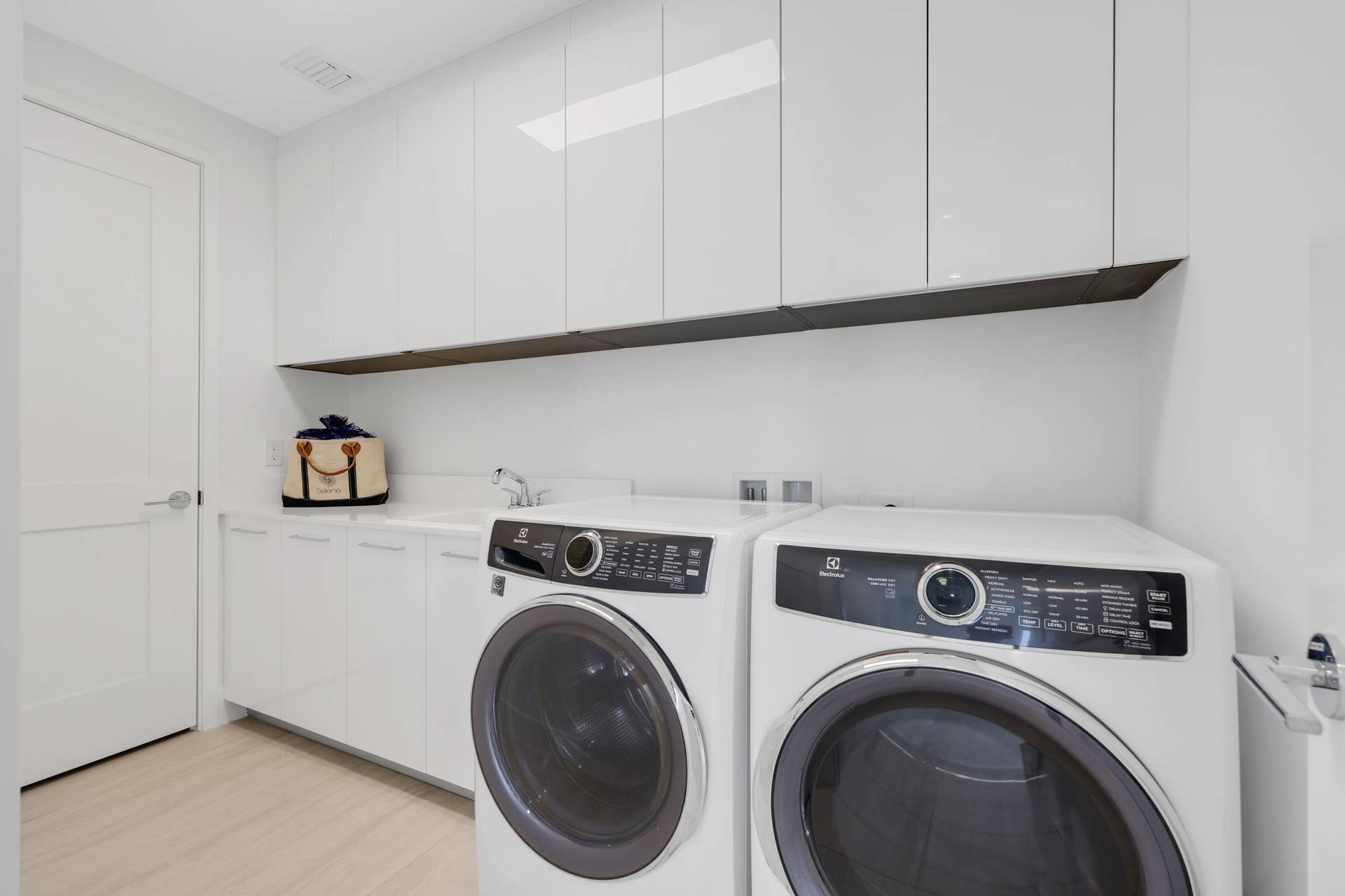 151 N Seabreeze Boulevard, #903, Fort Lauderdale, FL 33304 Full Laundry Room