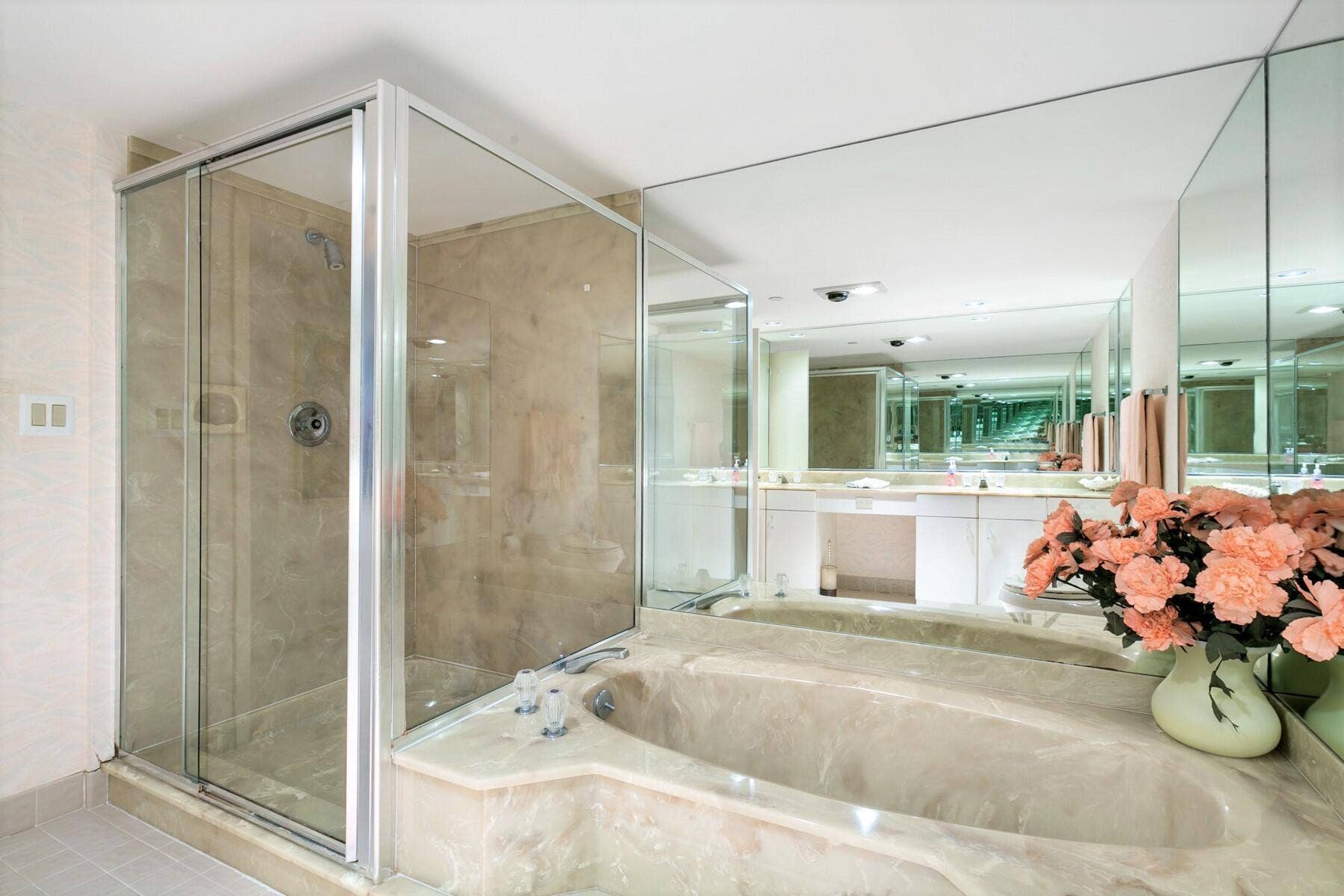 5070 N Ocean Drive, #23c, Riviera Beach, Singer Island, FL 33404 tom bath