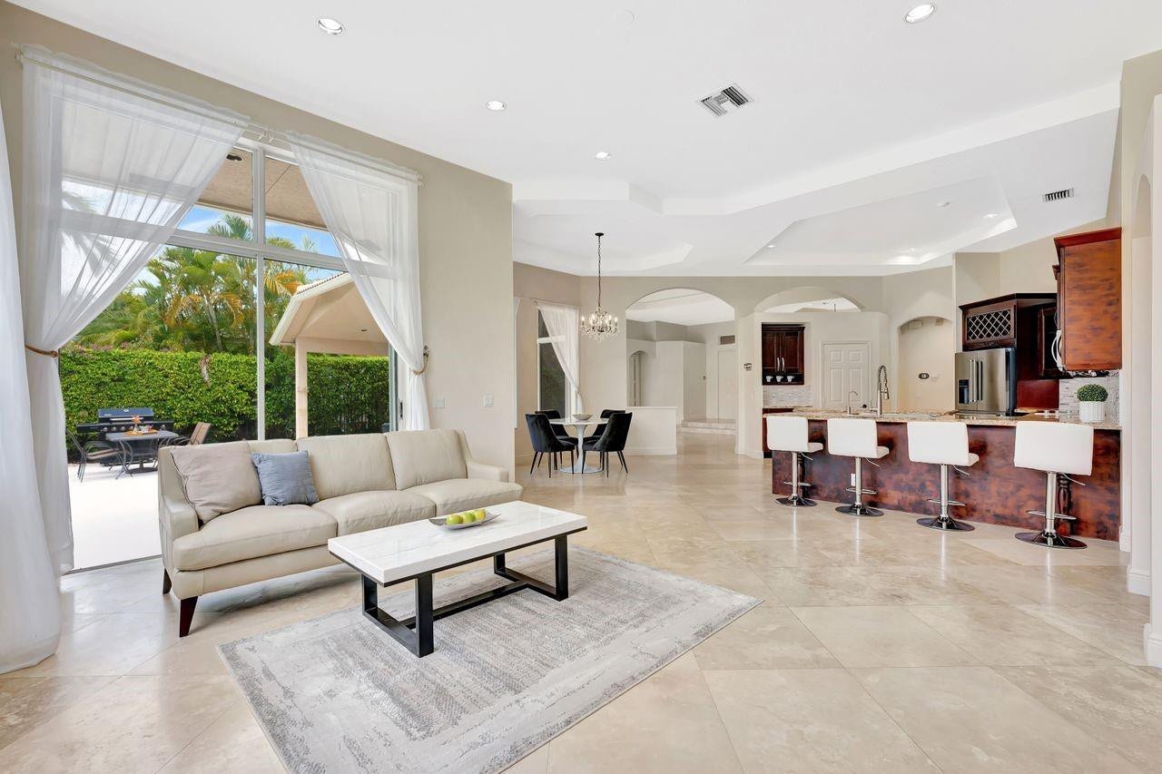 2491 Eagle Run Drive, Weston, FL 33327 Beautiful large family room perfect for lounging inside