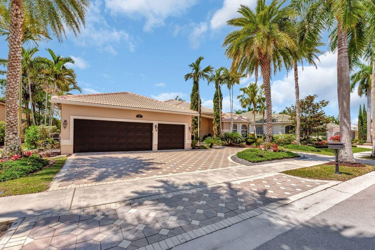 2491 Eagle Run Drive, Weston, FL 33327 Wide circular driveway for ample parking.