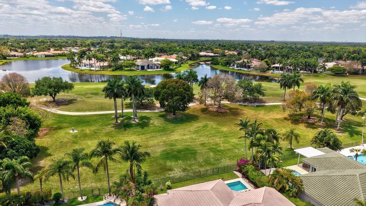 2491 Eagle Run Drive, Weston, FL 33327 How's this for your backyard!! Sprawling golf view with meandering lake beyond... and the sunsets are breathtaking!