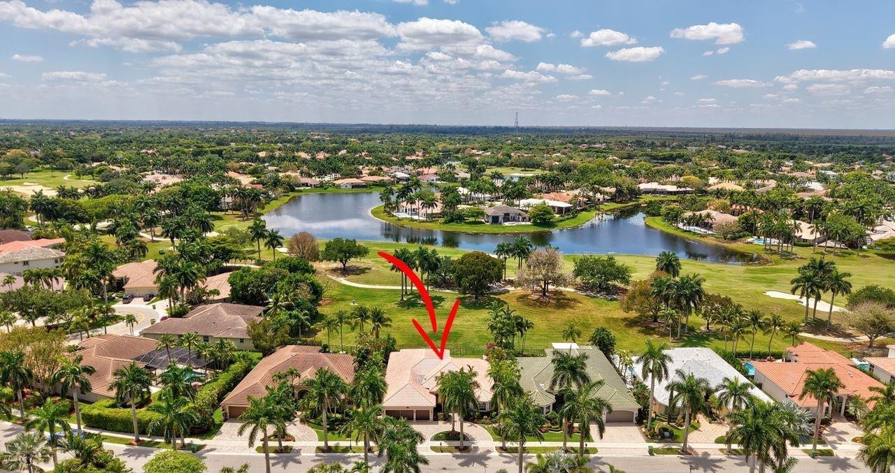 2491 Eagle Run Drive, Weston, FL 33327 Situated in Eagle Run, in the very heart of Weston Hills, overlooking stunning golf and lake views!