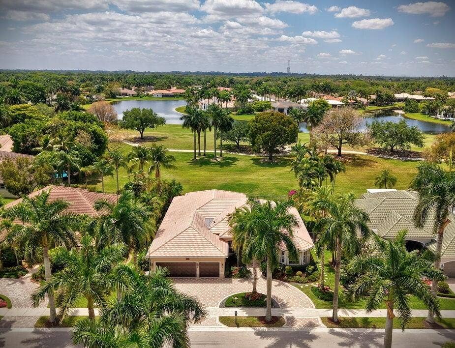 2491 Eagle Run Drive, Weston, FL 33327 Spectacular golf and lake views from this gorgeous 4/3/3CG single story residence with extra-long modern heated pool and fully fenced yard in heart of Weston Hills!