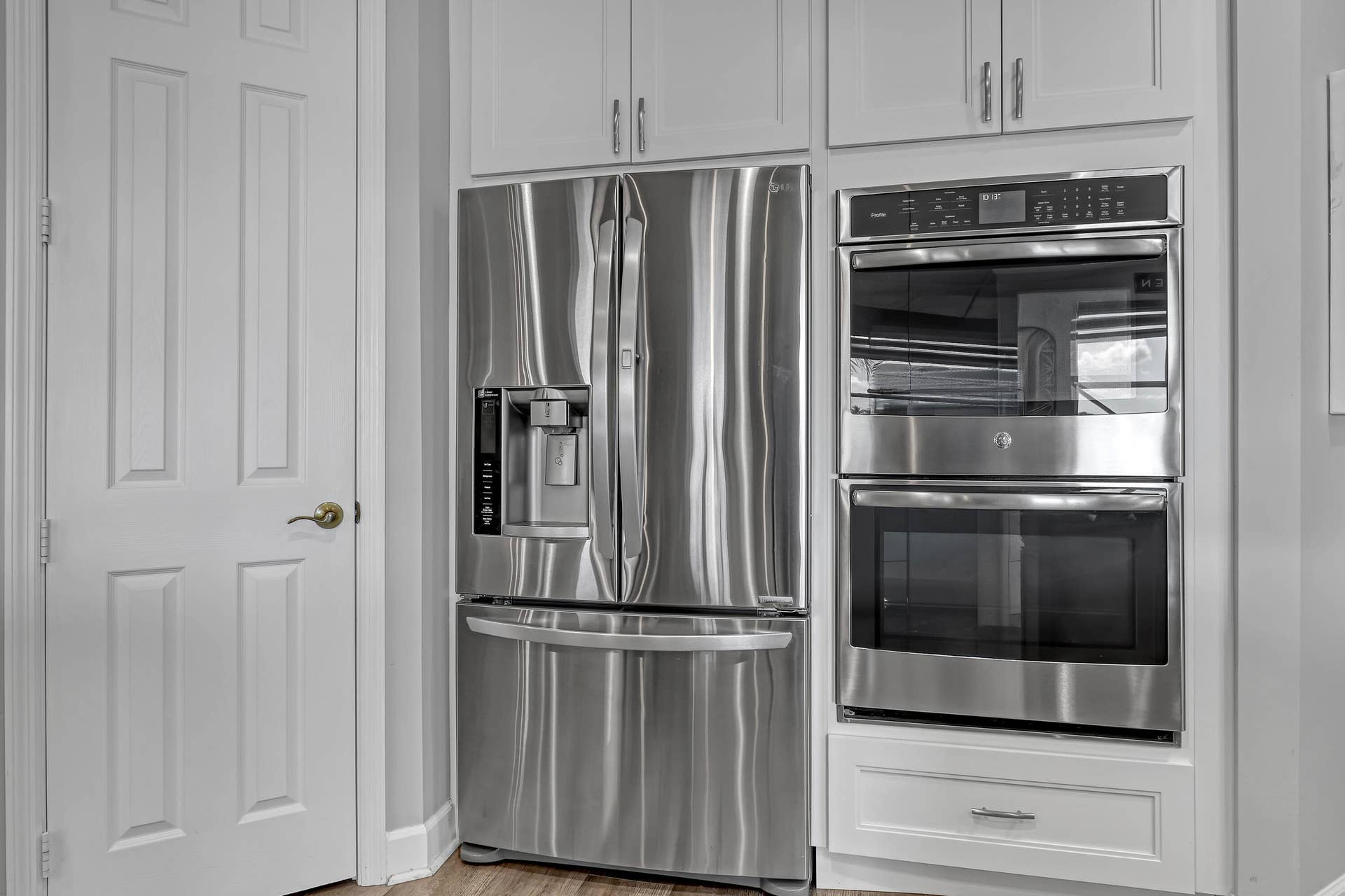 1436 Stonehaven Estates Drive, West Palm Beach, FL 33411 If you love to entertain, this double oven is for you
