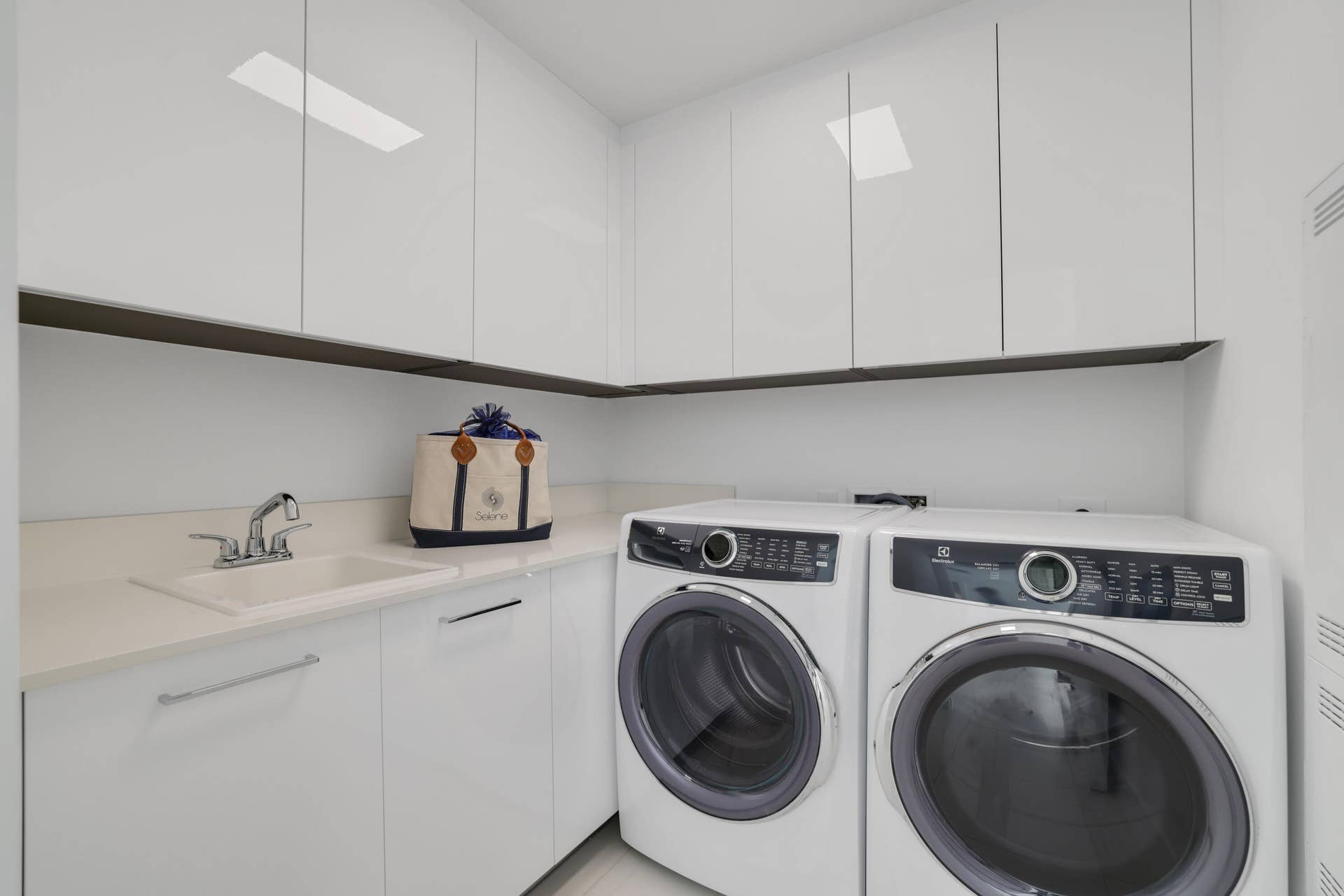 153 N Seabreeze Boulevard, #1001, Fort Lauderdale, FL 33304 Laundry