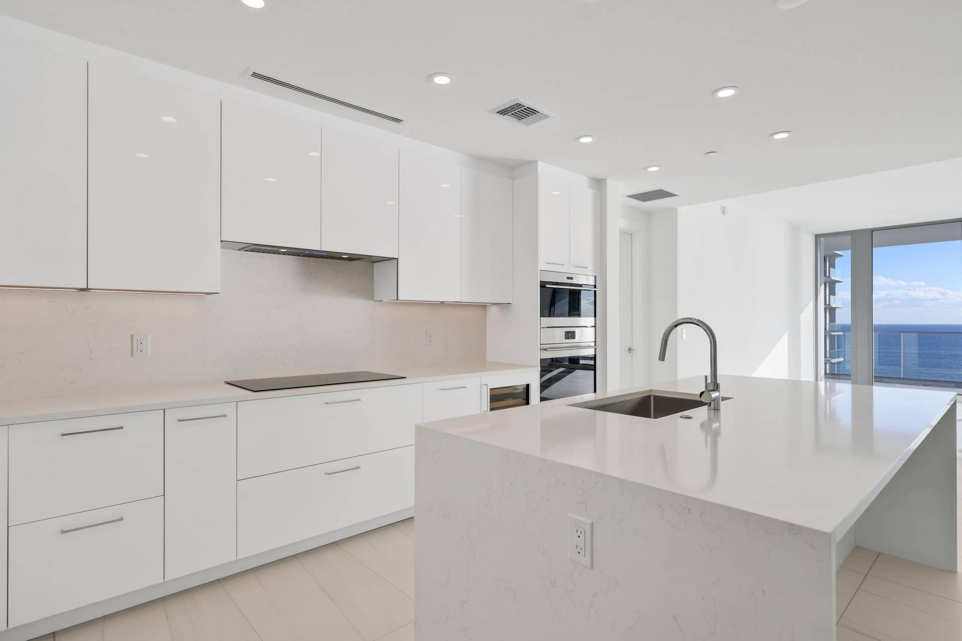 153 N Seabreeze Boulevard, #1001, Fort Lauderdale, FL 33304 Modern kitchen