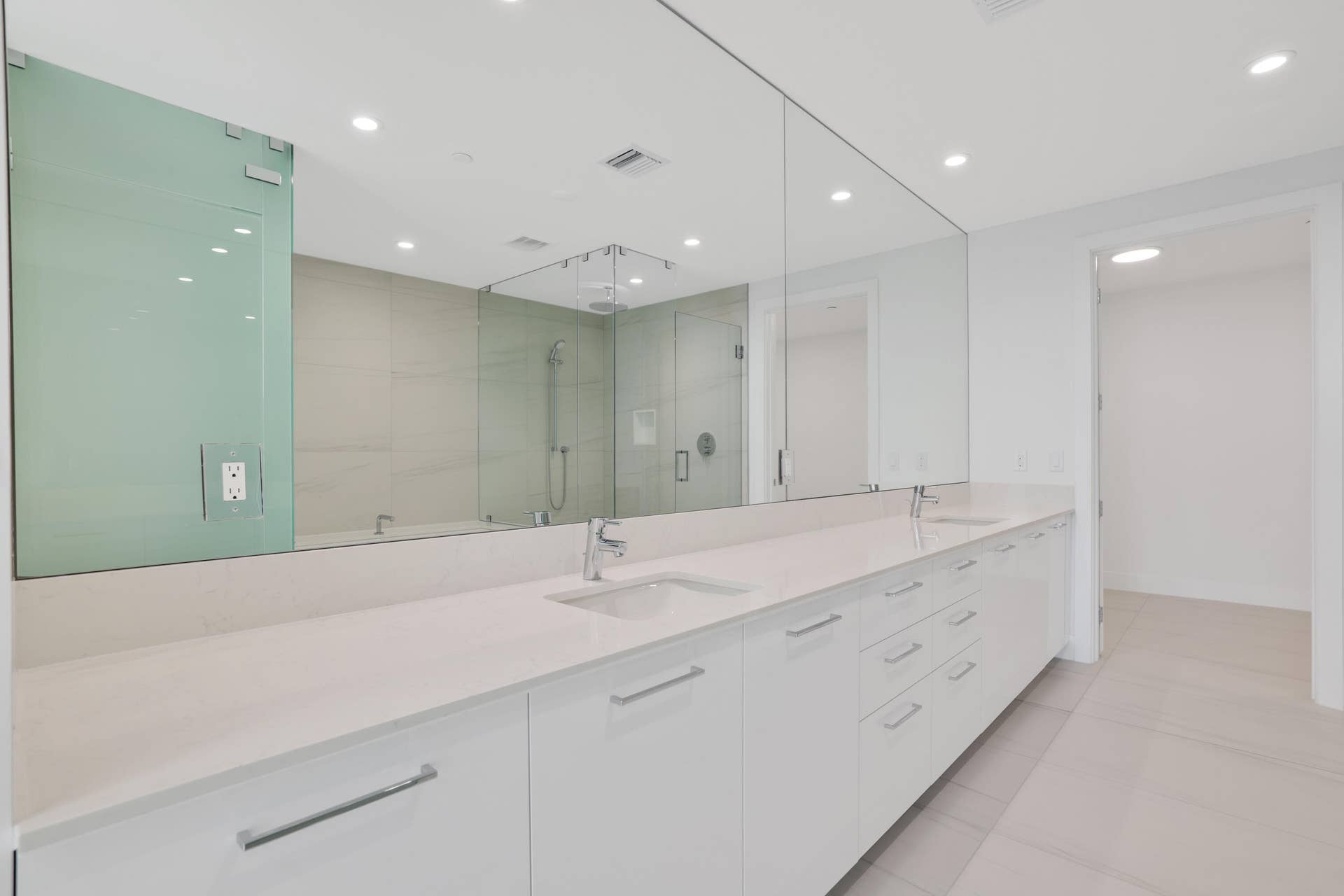 153 N Seabreeze Boulevard, #1001, Fort Lauderdale, FL 33304 Primary Bathroom