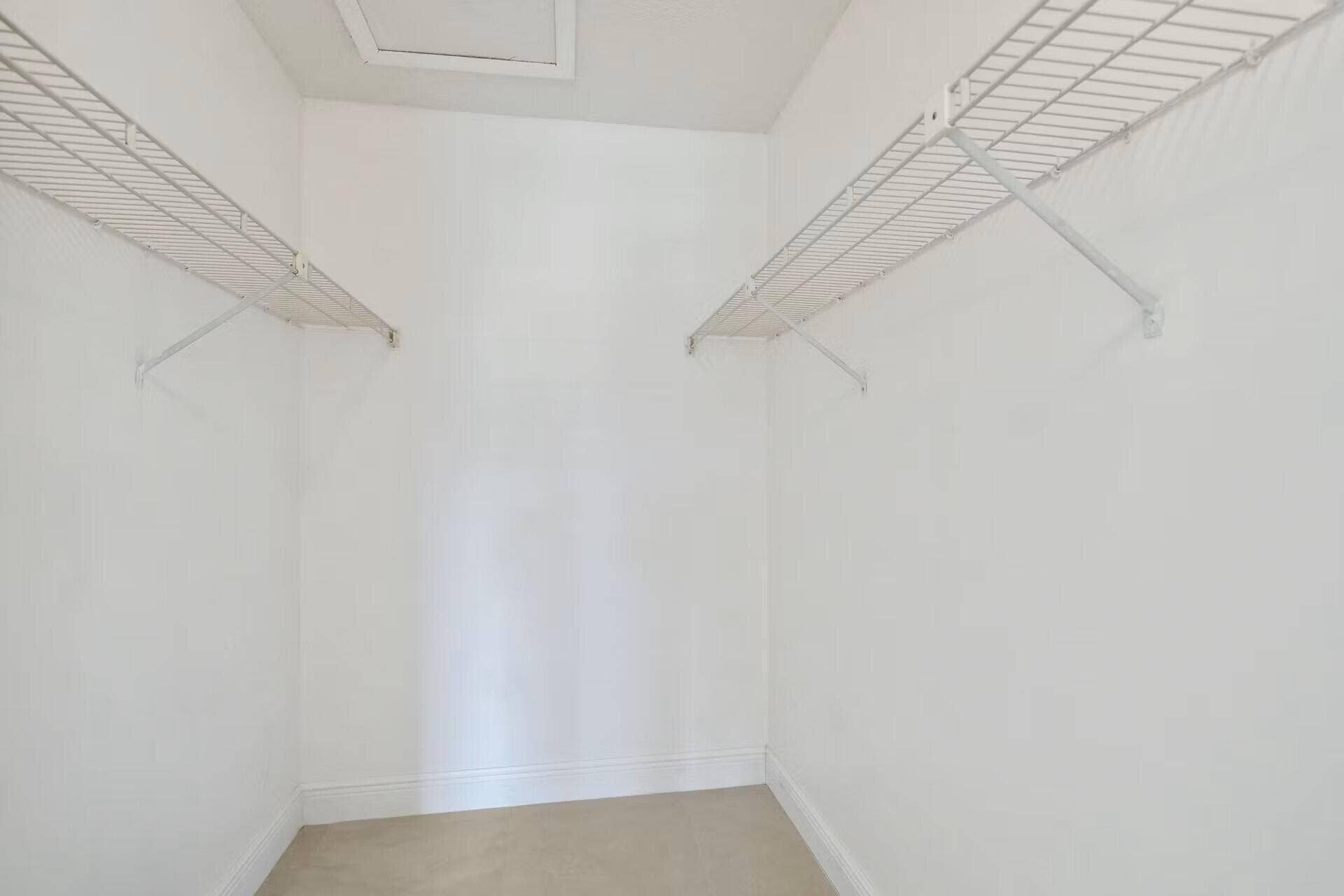 WALKING CLOSET