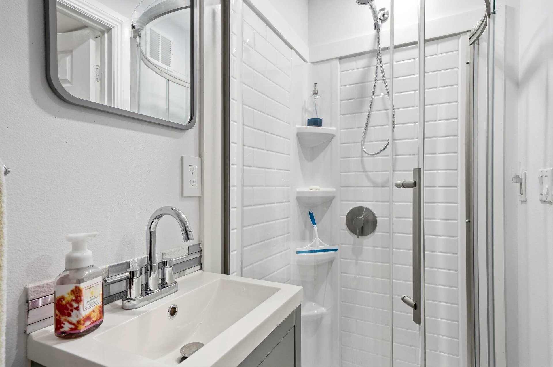 1st Level Full Bath
