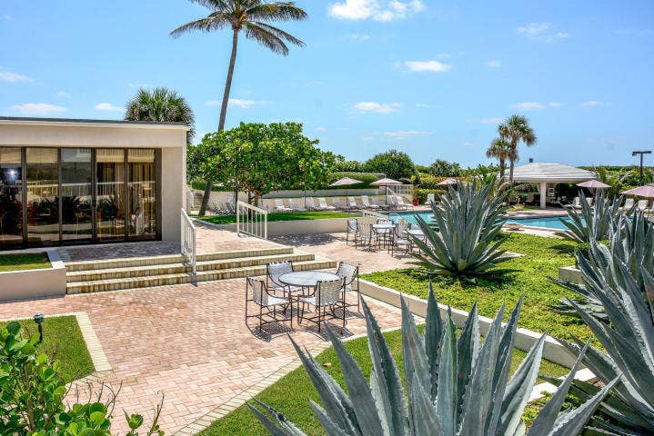 3250 S Ocean Boulevard, #507n, Palm Beach, FL 33480 pool deck