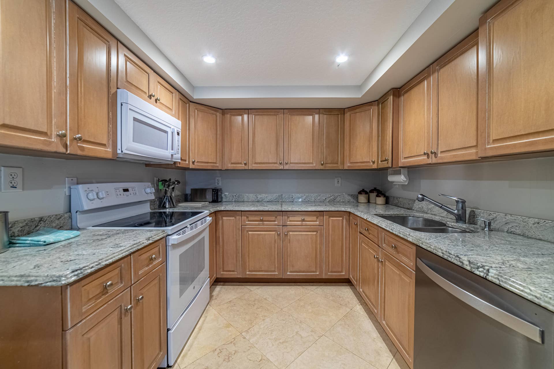 3250 S Ocean Boulevard, #507n, Palm Beach, FL 33480 Kitchen