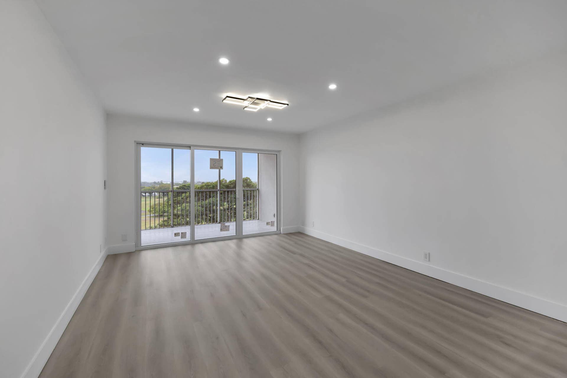 3050 N Palm Aire Drive, #704, Pompano Beach, Pompano Beach, FL 33069 Living room