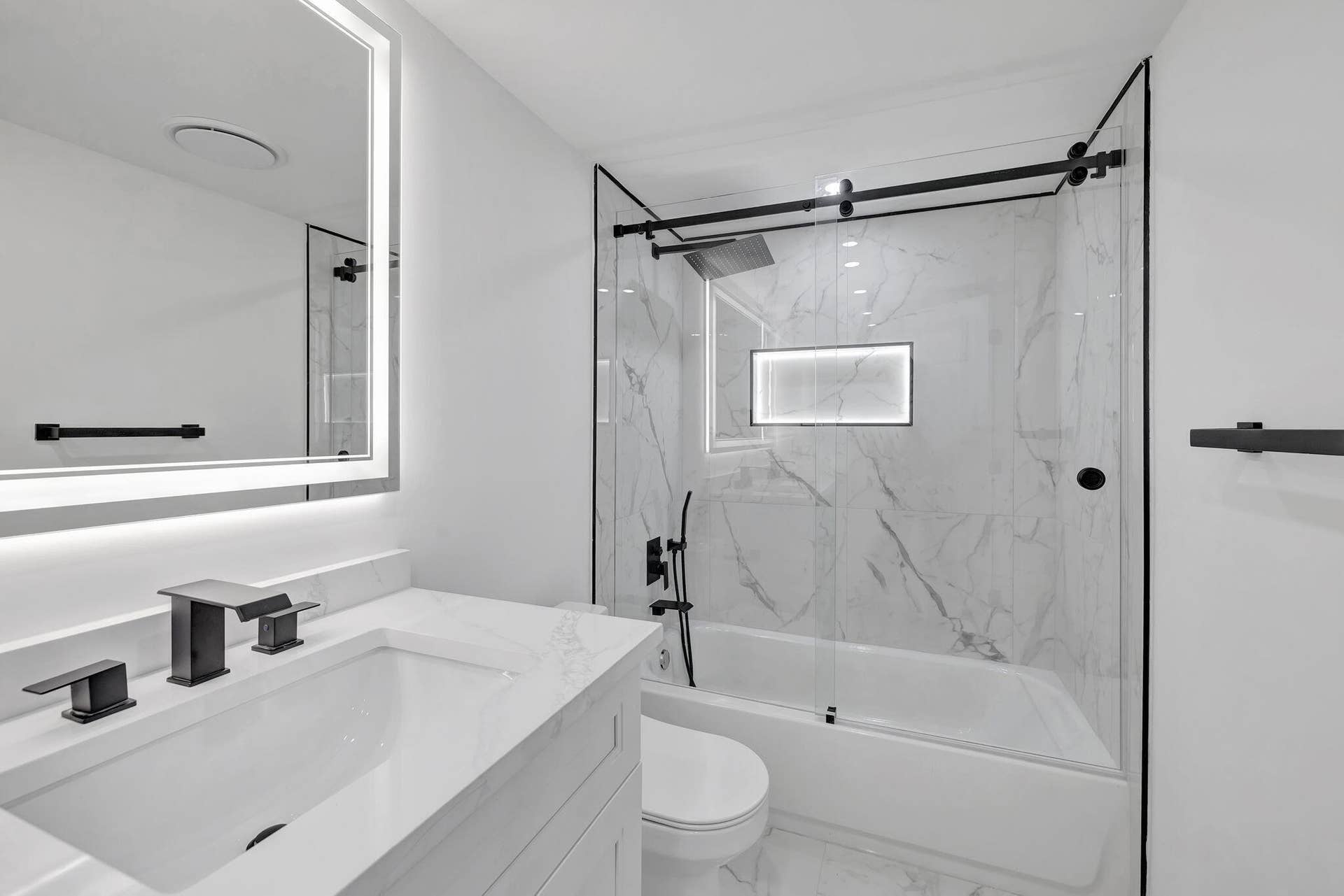 3050 N Palm Aire Drive, #704, Pompano Beach, Pompano Beach, FL 33069 Ensuite Bathroom