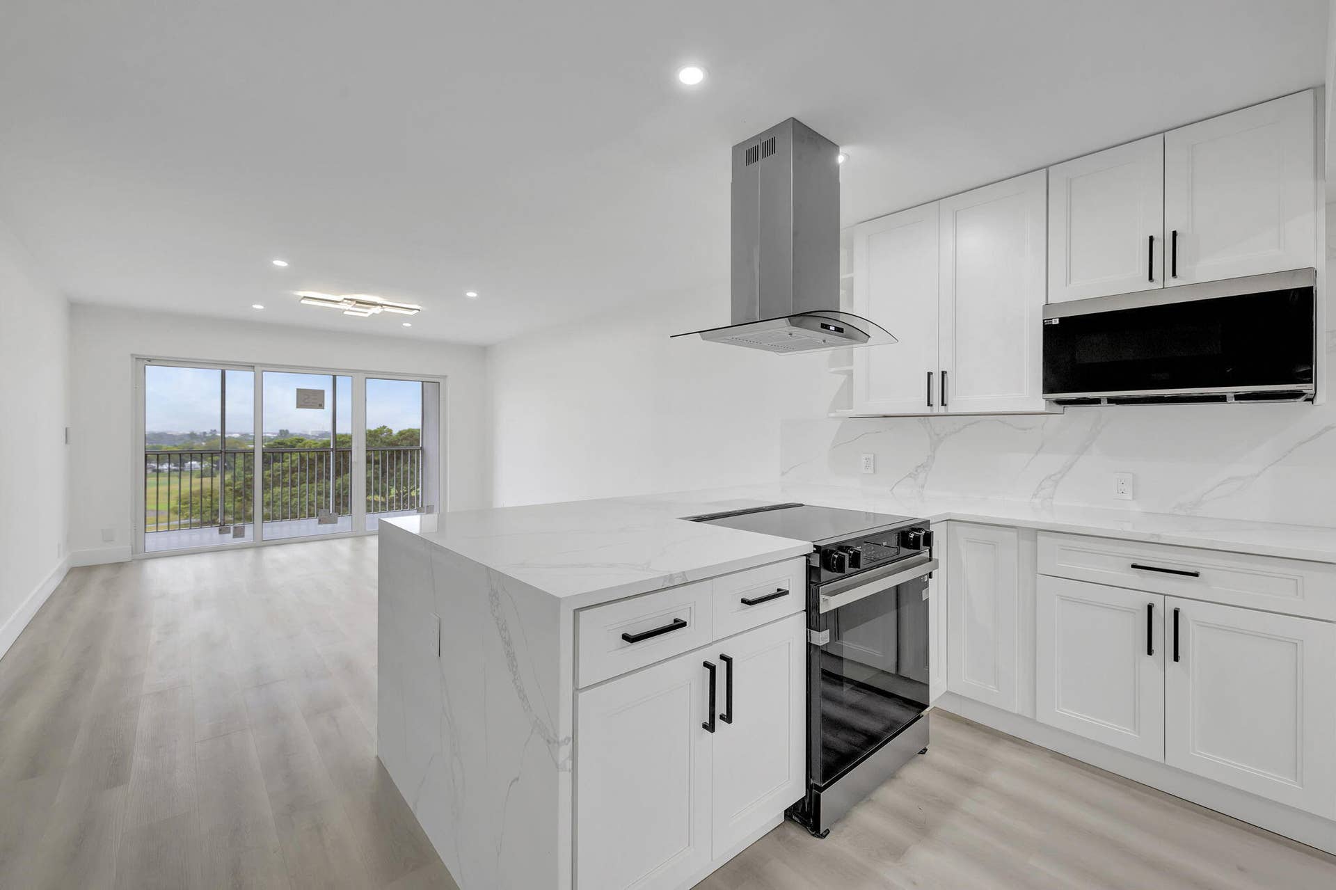 3050 N Palm Aire Drive, #704, Pompano Beach, Pompano Beach, FL 33069 Kitchen