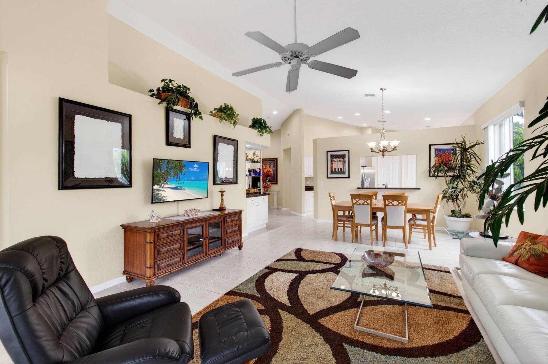 2752 Clipper Circle, West Palm Beach, FL 33411 Vaulted Ceilings